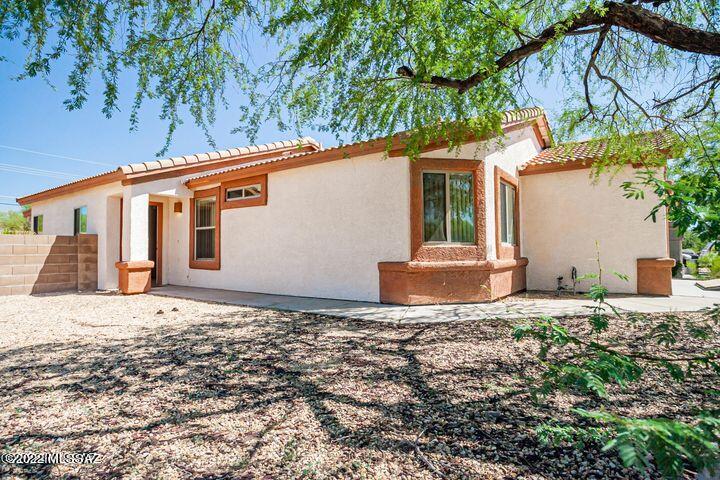 Spacious 4 bedroom 2 bath home is ready for you! Close by schools and shopping with beautiful views! Call today to view and make this your new home in time for the holidays!

all household members 18+ are subject to a credit and background check, there are two parts to the application.