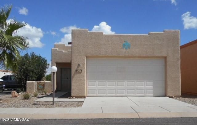 Two bedroom Southwest style home in the Vista View Resort community. Kitchen has large breakfast bar and plenty of cabinets and pantry, cement sidewalk from garage to front door. Sliding glass door in dining area as well as master bedroom lead you to outdoor patio. Southwest touches on interior as well as exterior. Resort style living with all the amenities! Lot is a leasehold, purchase is for building only.
