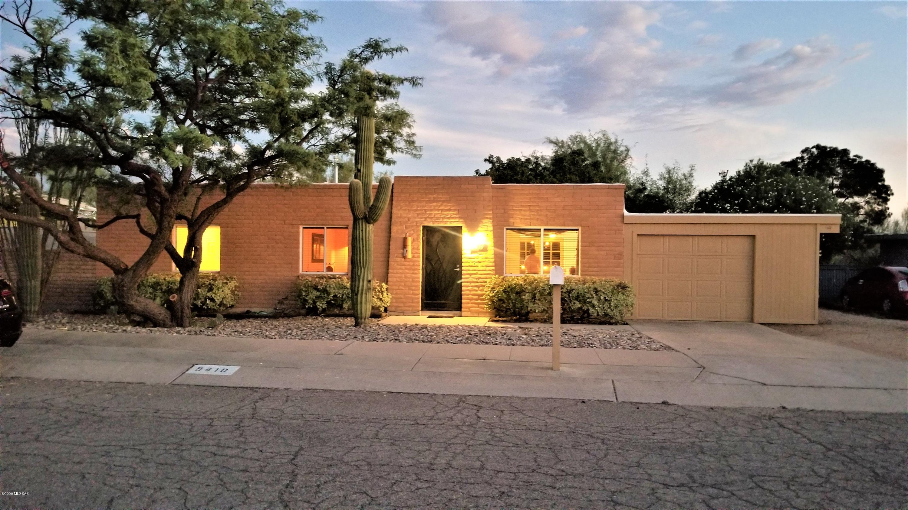 Seller will accept or counter offers from $199,000 - $209,000. 
Run don't walk to this fabulous home on an over-sized lot.  Wonderful kitchen with tons of storage and stainless steel appliances overlooks the fabulous backyard shade trees and lush landscaping perfect for entertaining family and friends. Enjoy peace and privacy as you listen to the fountain and birds on the 10 x 21 covered patio. 14 x 11 storage room is attached too Luxuriate in the master suite with large walk in closet and attached bathroom. Two additional guest bedrooms and baths are nicely updated. all of this topped off with a brand new roof!  All appliances are included ! Don't miss this lovely home.