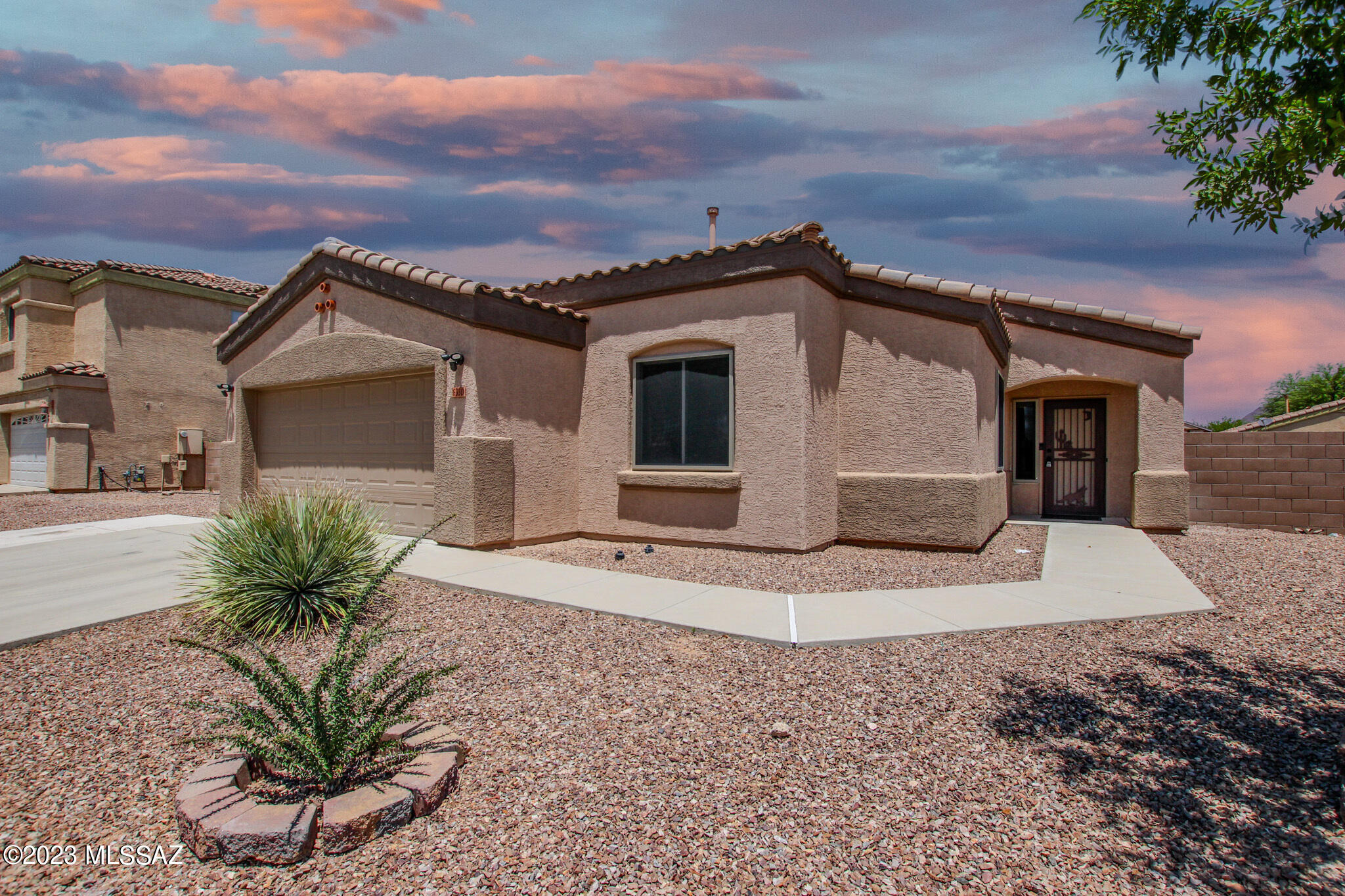Beautifully well maintained home in the Camino Verde Estates neighborhood. 
Updated appliances and new paint. Come see!
