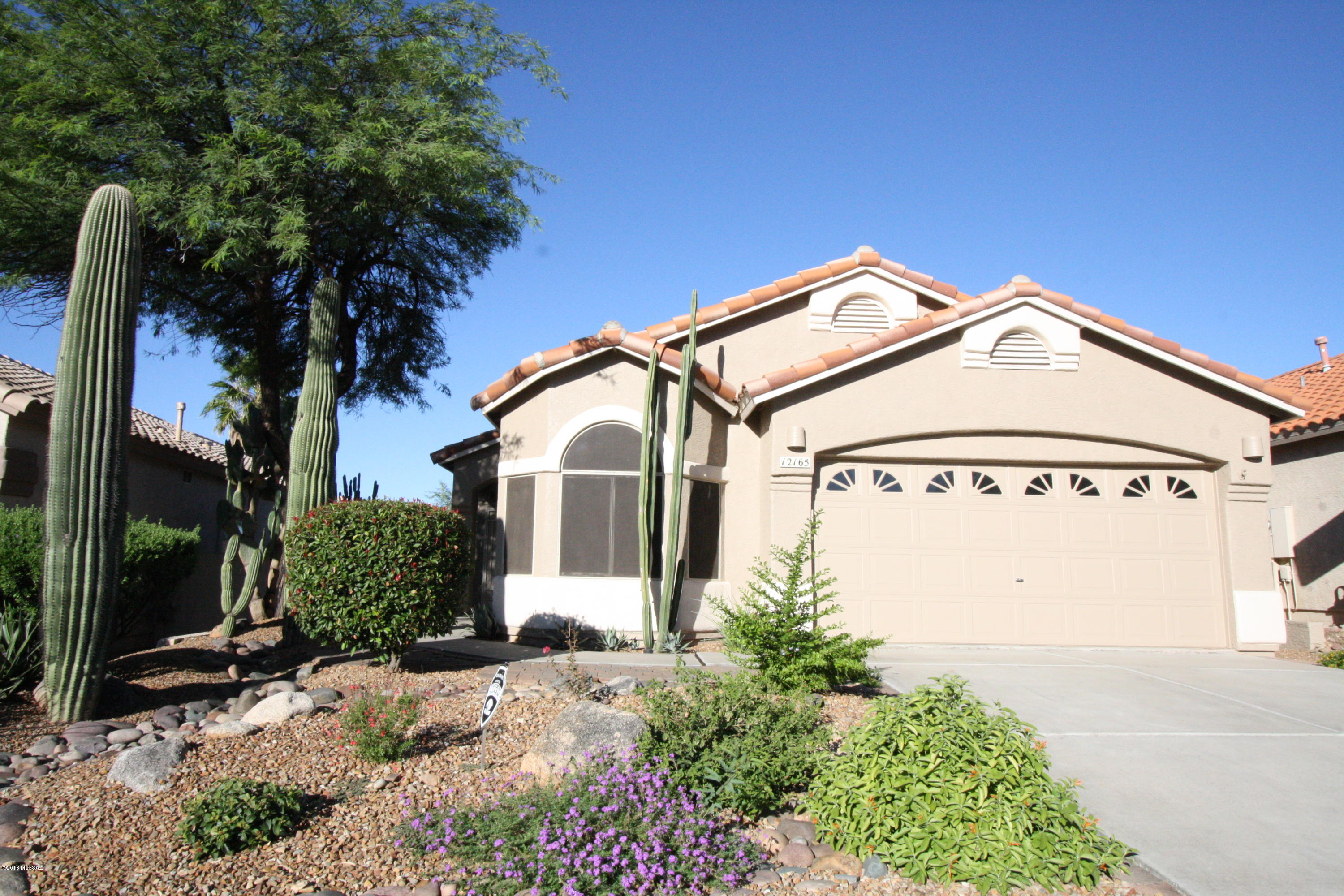 Located in the heart of Oro Valley minutes to Innovation Parkway, Oro Valley Market Place, Hospital and more!
This 3bdr/2ba w/Den has open/bright living room, kitchen w/counter seating and new GE Slate appliances!
Spacious Master bedroom w/Bay window and ensuite which features walk-in shower, dual vanity and garden tub.
Split bedroom floorplan, two car garage and covered patio.
Enjoy Tucson outdoor living with fenced backyard, mountain views and backs up to wash for privacy and Built-in BBQ!