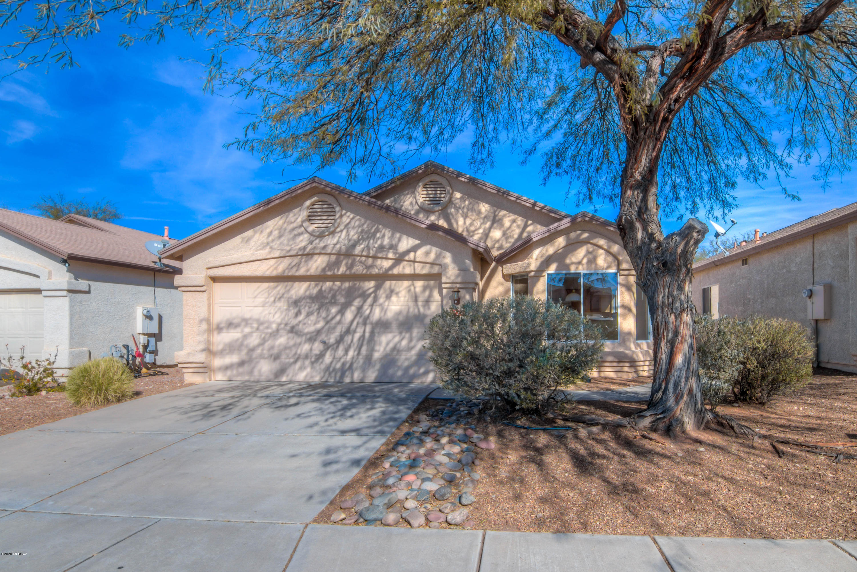 Nice Split Floor Plan 3 Bedroom 2 Bath Home Featuring the Open Living Room with Vaulted Ceiling. Formal Dining Room, and Kitchen with Breakfast Bar, Built-in Desk and Breakfast Area. Master Suite with Walk-in Closet,  Master Bath has Garden Tub and Separate Shower. Covered Rear Patio and Backyard with Mature Shade Trees. Roof and HVAC 4 Years old. Located in the Award Winning Vail School District and Rita Ranch.
