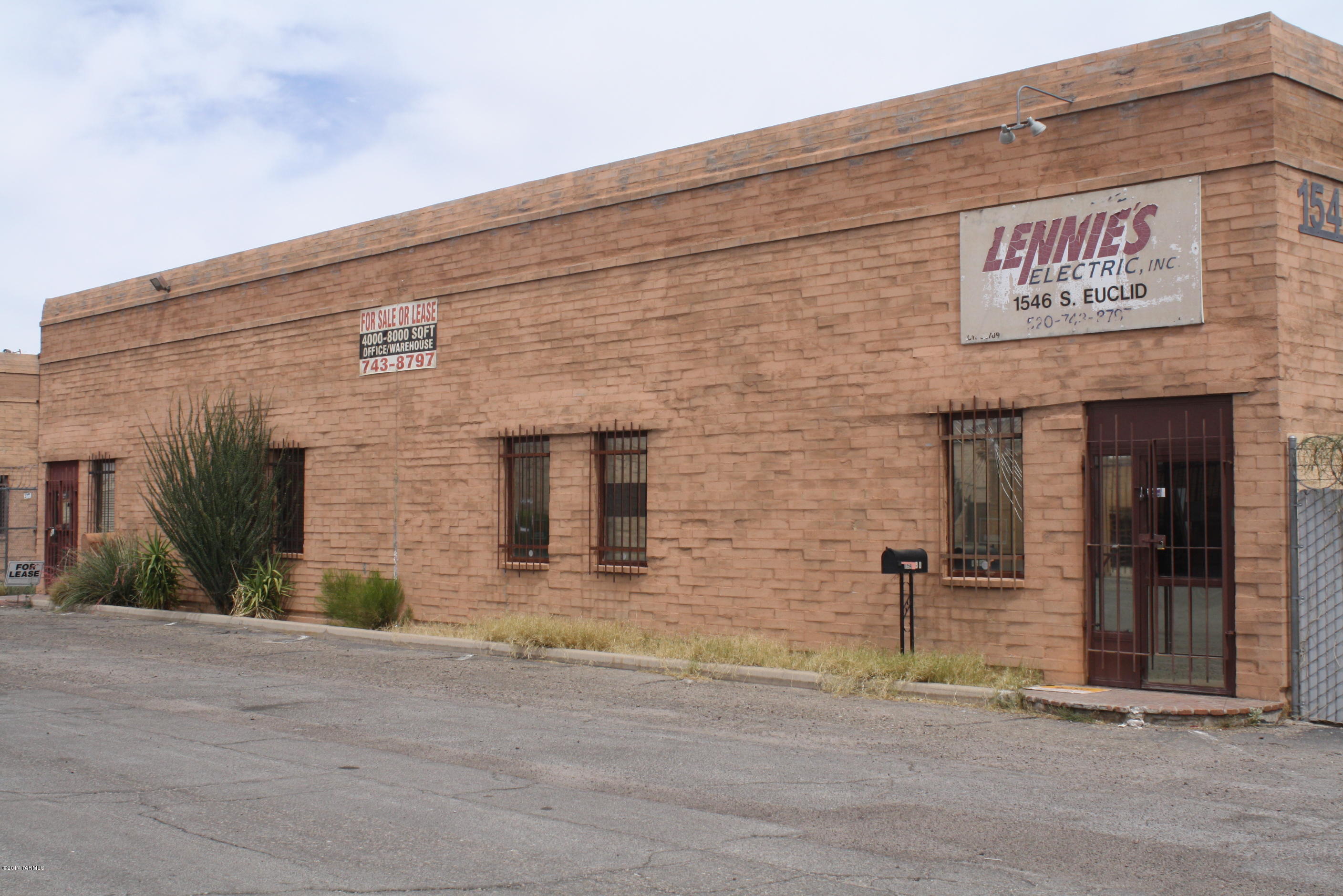 Great Centrally located 8000 sq ft Industrial Building. Built out for 2@4000 sq ft warehouses, could easily be one 8000 sq ft building.