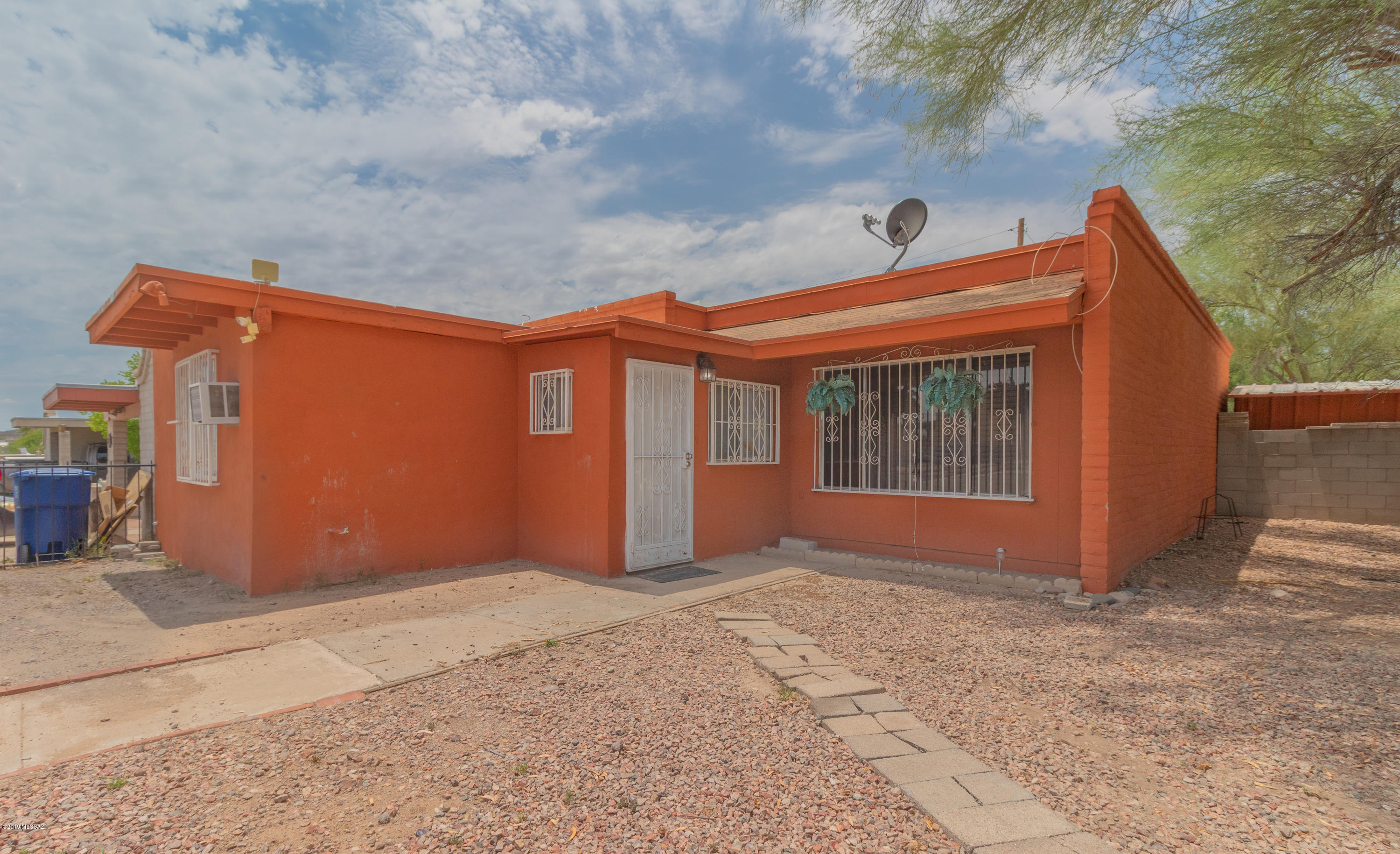 This charming and most welcoming townhouse sits nestled in the fantastic city of West Tucson! Enjoy a spacious floor-plan with a living room that is perfect for entertaining. Create a great meal in your eat in kitchen. Retreat to your master en suite for relaxation after a long day. Step outside to your low maintenance yard and enjoy those cool desert nights while the kids or dogs play. This home truly has it all and will not last, put it on your list to see today before it's to late!