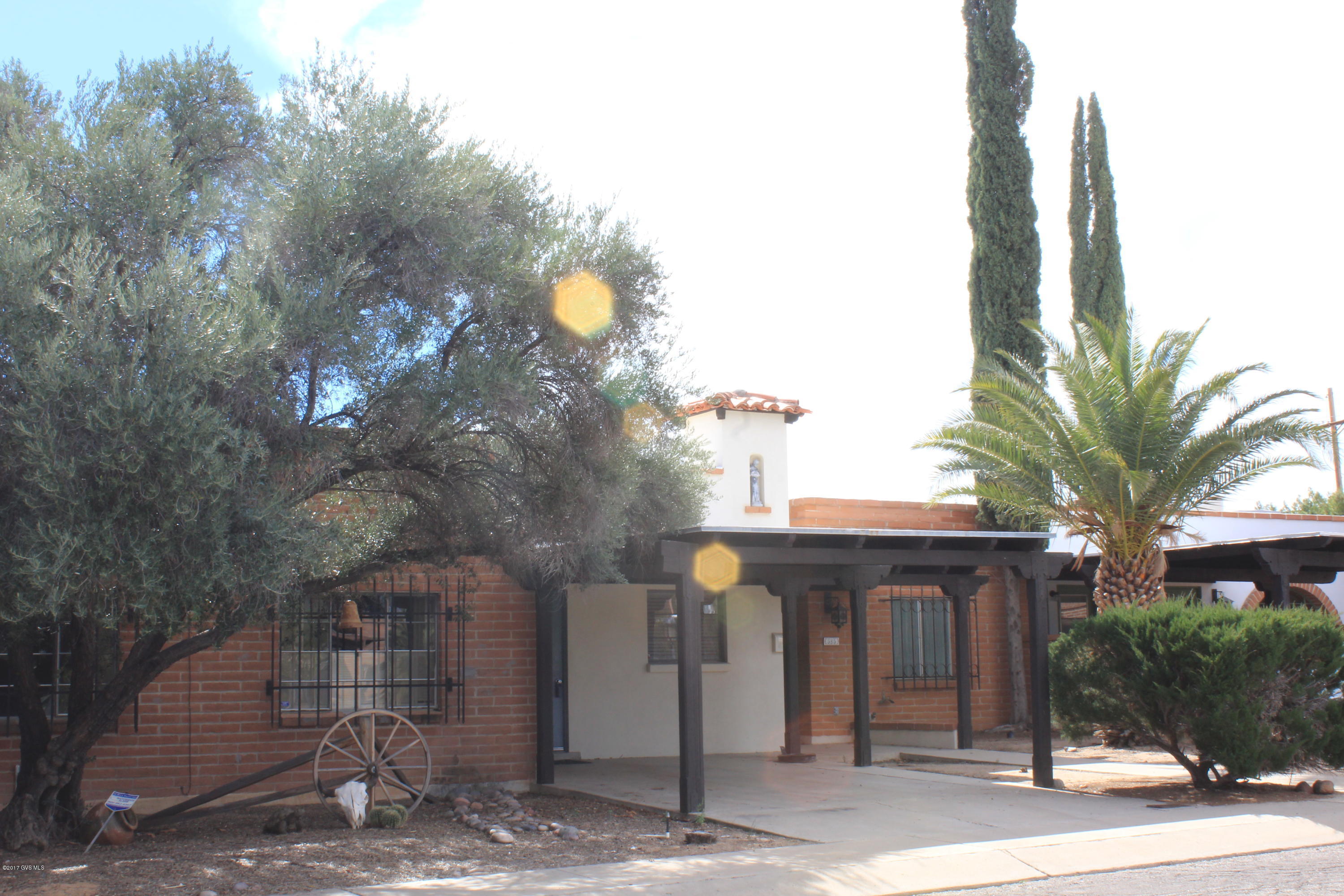 This townhouse almost feels like its in a secret area of Green Valley. It is located on the last street of a quiet neighborhood seldom noticed, yet is close to shopping, a rec center and walking trails. The Arizona room gives you extra elbow room and each bedroom has it's own bathroom. The kitchen has ample cabinet and counter space and a separate laundry room is located just off the kitchen. Enjoy your back patio where you can watch birds and other wildlife. Come enjoy the easy lifestyle that Green Valley offers.