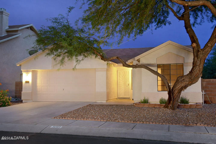 3bd/2ba home located on private corner lot- vaulted ceilings, all tile and wood plank floors throughout/no carpet, stainless steel appliances in the kitchen, and split bedroom floorplan.  Washer and dryer included. Neatly landscaped yards with covered patio & views of the Catalina Mountains, and located close to Legacy NW Campus!  Community pool.