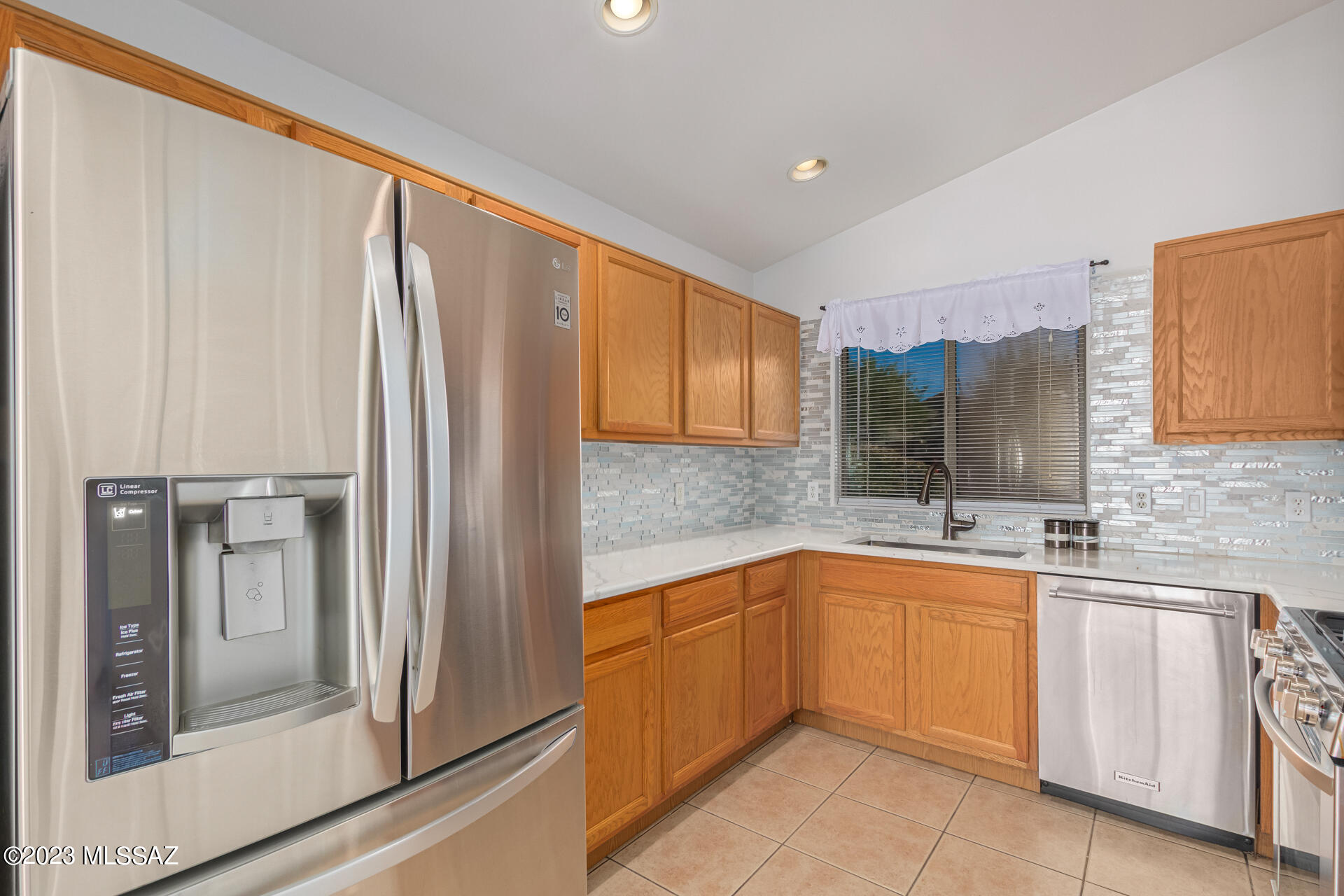 Fresh new interior paint with beautiful pallet, for this 3-bedroom 2 bath home.  Beautiful kitchen with white marble countertops and glittery silver with white backsplash.  Brand new carpet. This home is located in a cul-de-sac.
Vail offers one of the best school districts in Southern Arizona. Come take a look!