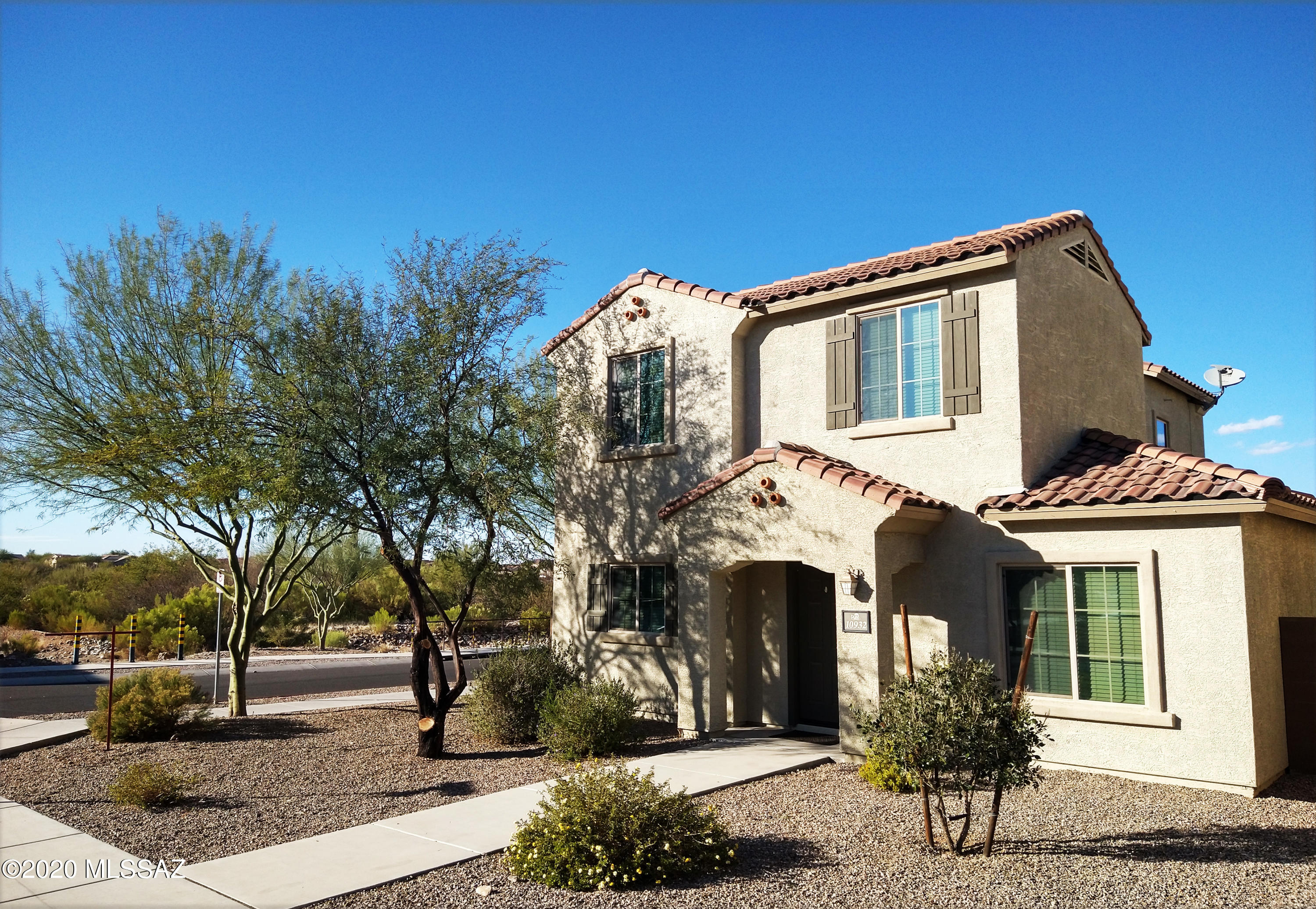 3BD/2-1/2BA hone move in ready. Open, bright and airy home with an eat in kitchen, island breakfast bar, 2 car garage, and private patio space. Pulte quality all in fabulous Sierra Morado with community pool, center and more.