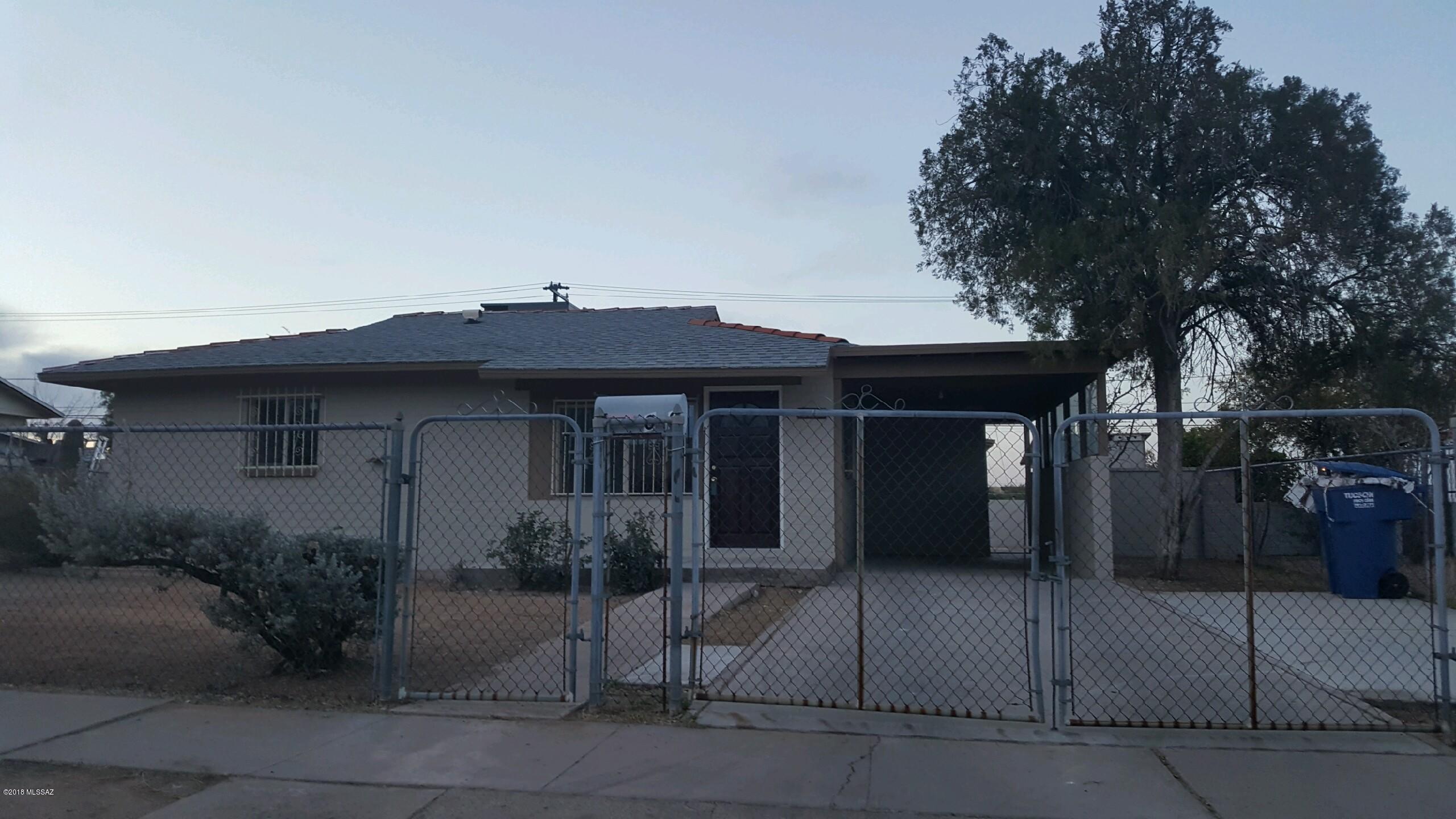 Recently remodeled. Ready for new owner.Spacious kitchen area, dining area. New paint, new kitchen cabinets, new bathroom,New energy efficient windows, large storage room, small workshop, large fenced lot. Quiet street, near all amenities, Walmart, Costco, Cinema, bus line, Banner Medical,freeway, etc.
NO HOA FEES or DUES!!!!
owner/agent