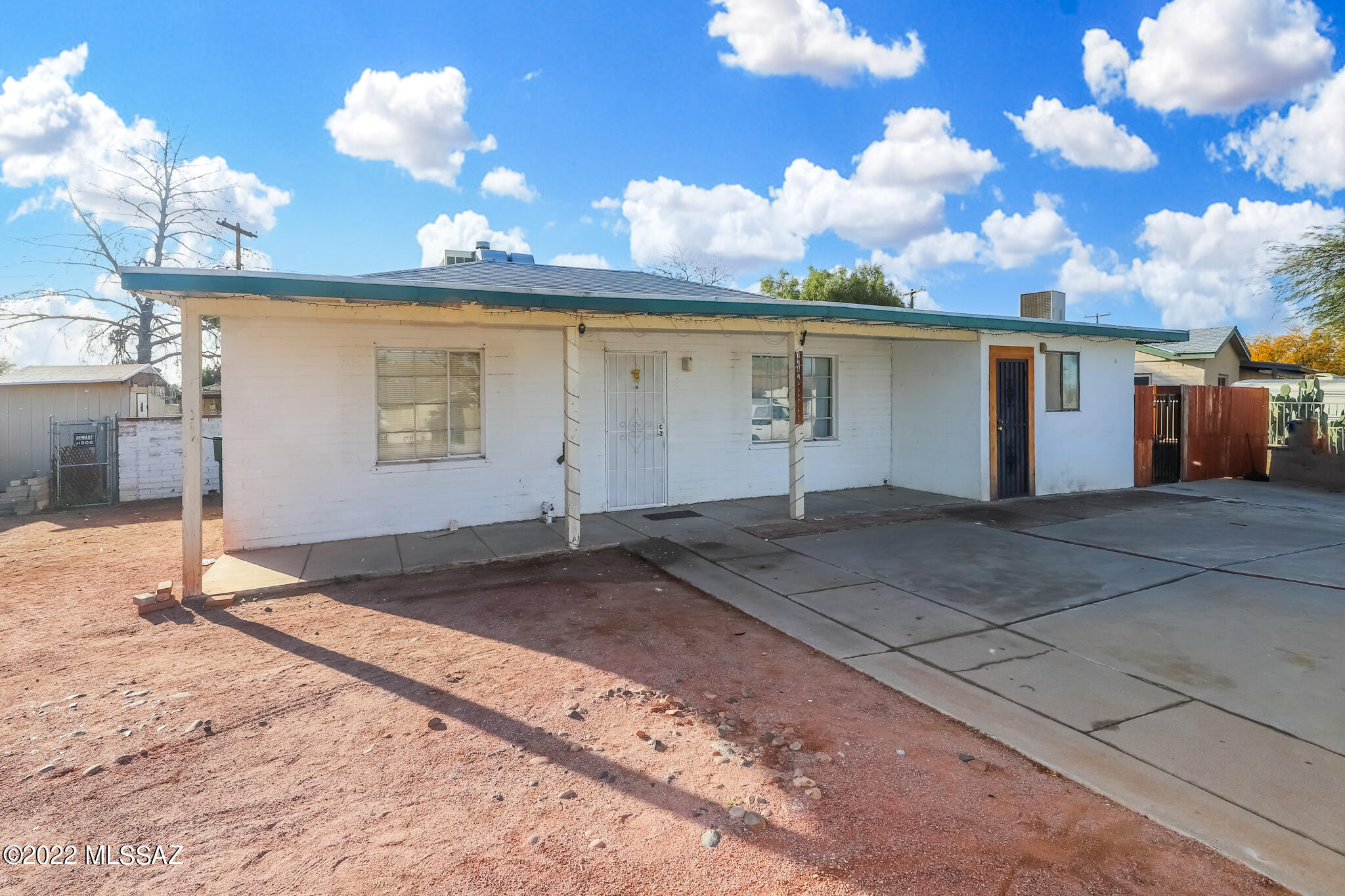 Great opportunity to own this fixer upper at a great price! This home has so much potential, it is also Centrally located and there's NO HOA.
The master bedroom has been turned into a studio with its own kitchen and entrance. Live in one and rent the other or open it up and make it one. Good size lot allows for RV parking and to do as you wish.