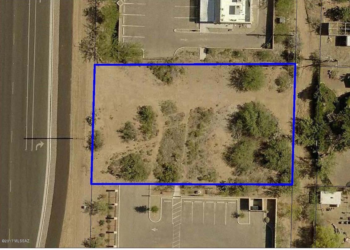 Over 1/3 of an acre on the east side of Oracle Road, with 100 feet of frontage. Located between Vantage West Credit Union and Sammy's Mexican Grill. The flexible TR (Transitional) Zoning this property offers together with it's great location provides an opportunity for a restaurant, office, retail, or health care facility in the growing Catalina area of Tucson.