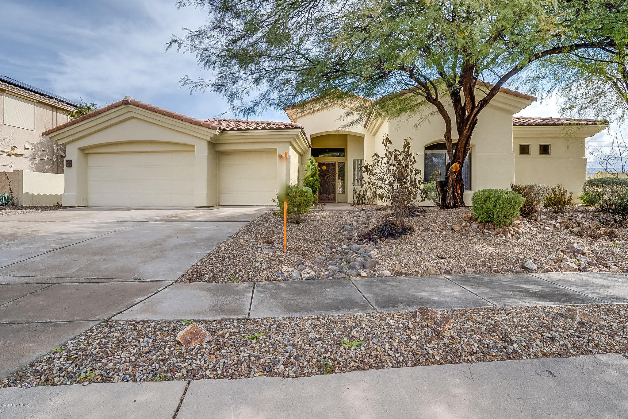 Large single story very well maintained Monterrey Home in the desirable gated community, The Lakes at Castle Rock. Popular & open floor plan features 4 bedrooms & 3 baths with spacious private den/living room with gas fireplace. Spacious
over-sized master bedroom, 4th bedroom has private bath and can serve as second master suite. Additional features include vaulted ceilings, large kitchen with lots of cabinets and storage space with dual wall oven, a 3 car garage, one bay is currently a large office suite, can easily be converted back to full 3 car garage. Ceramic tile in high traffic areas and bathrooms. Community offers incredible amenities that includes 14 lakes, 2 pools & spas, along with tennis & basketball courts, recreation center & modern fitness center. Along with walking trails
