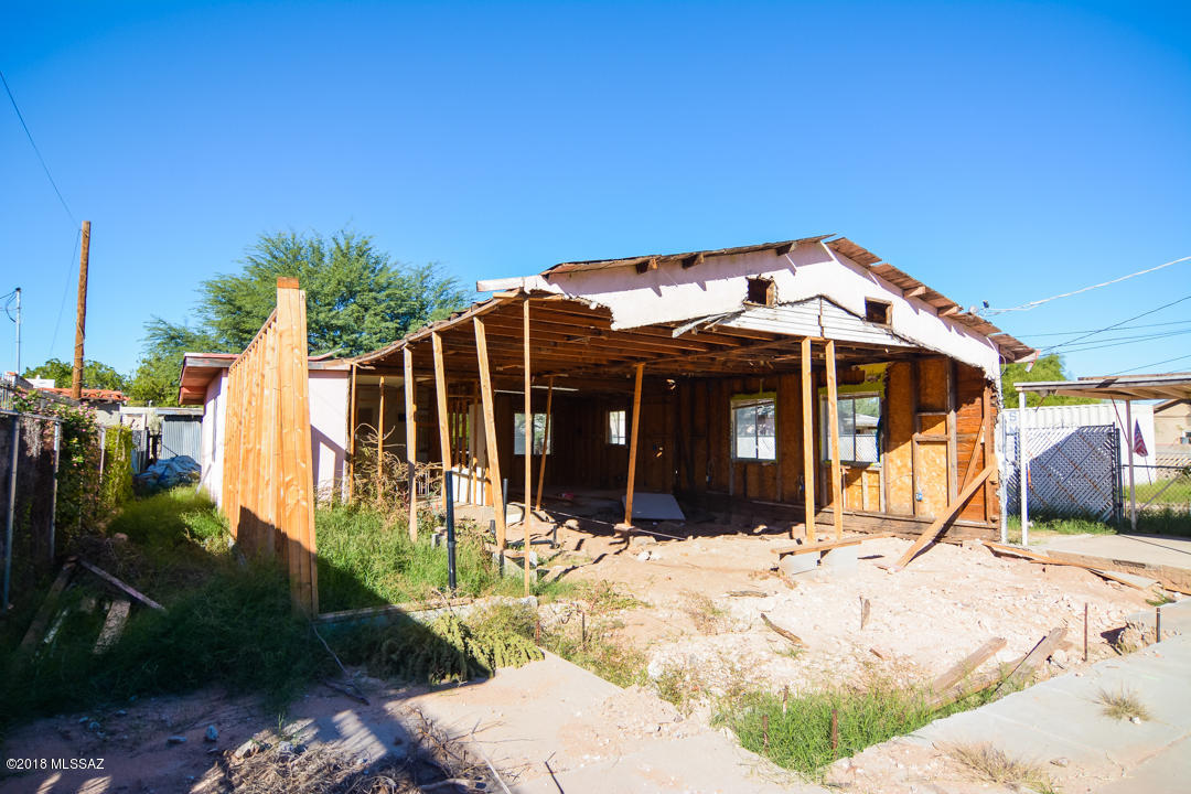 Being sold AS-IS. Tear down or new construction possibilities are endless.  Enter at your own risk.  Please be careful and do not disturb the structure.
