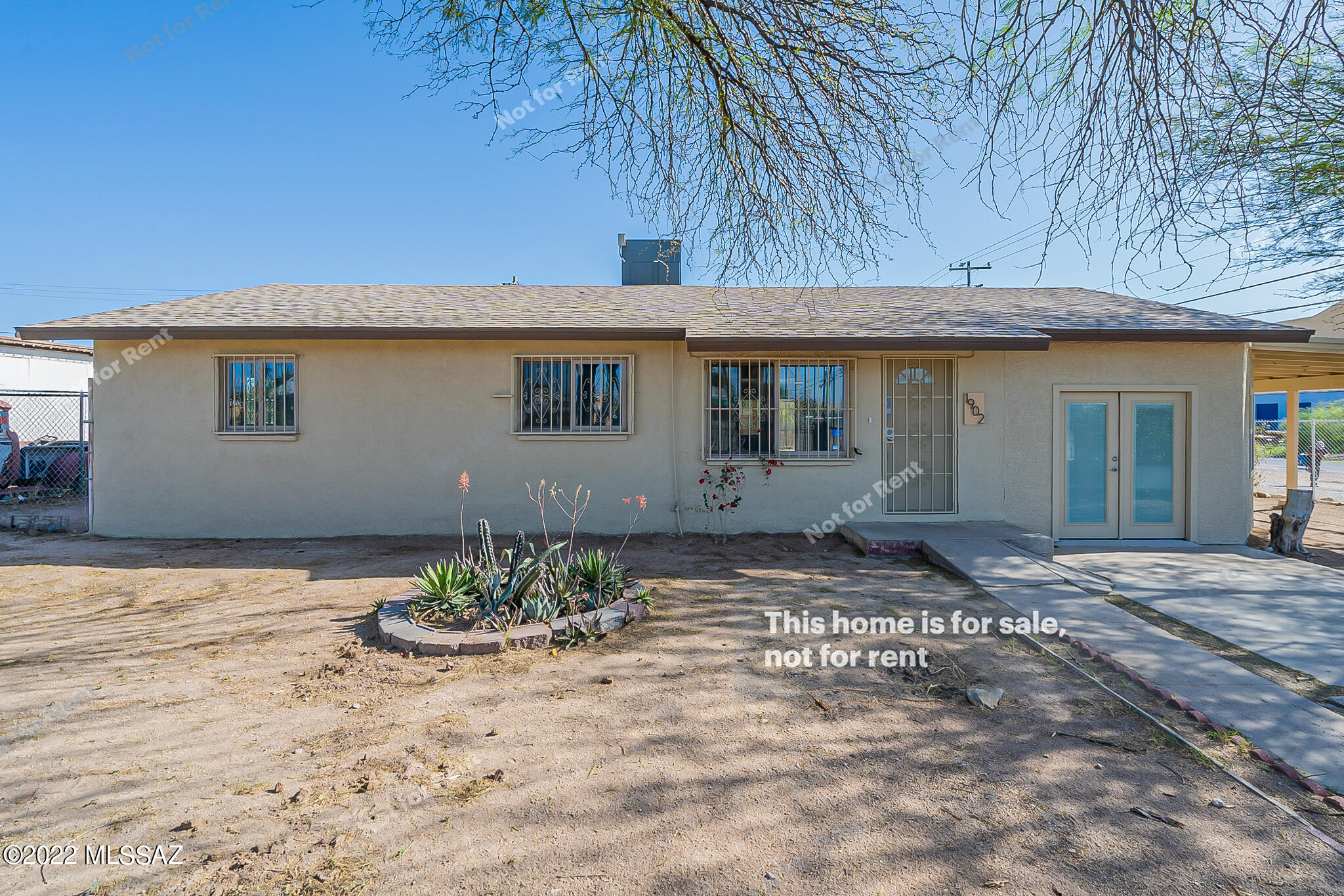 This Tucson one-story home offers granite countertops. This home has been virtually staged to illustrate its potential.