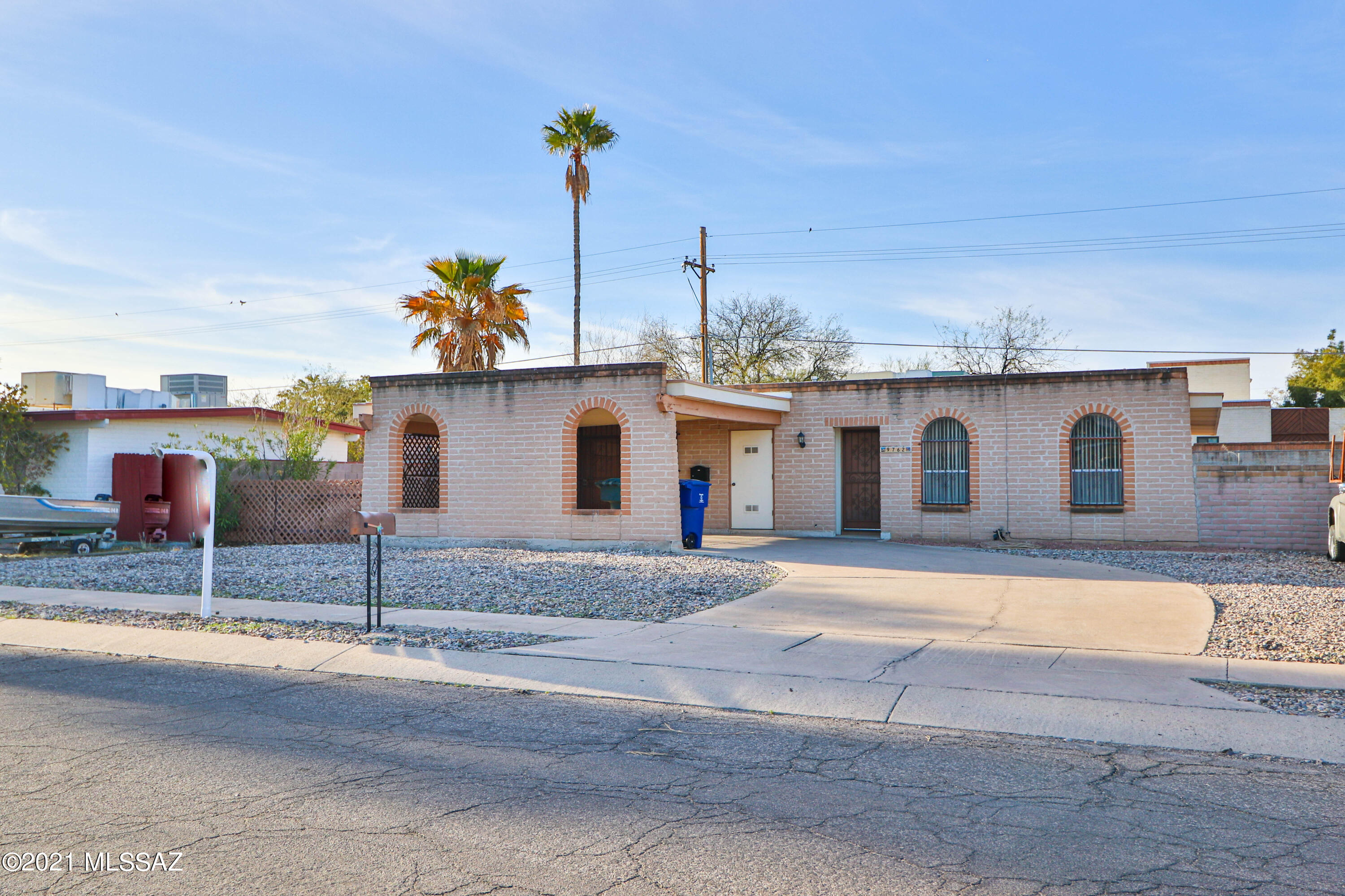 Estate sale. Charming home located on the Eastside with No HOA. Tile throughout. Spacious carport with low maintenance front and back yard. Schedule your showing today.