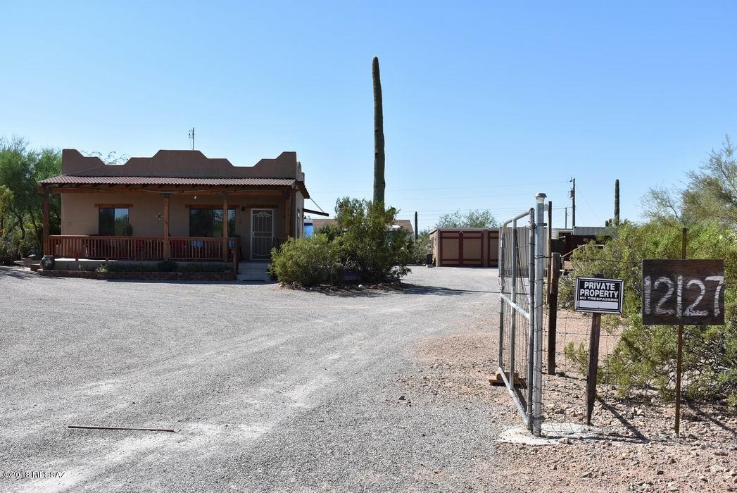Big price reduction, motivated seller.  Custom Sante Fe style Casita built in 2015 on just over an acre,  one bedroom one bath, all tile flooring, 2x6 framing, perfect home for retired couple to settle down or for the seasonal travler.   Seller willing to consider owner carry. Home features wood cabinets, solid counter tops, high ceilings, on demand hot water, all electric.  No gas to worry about.  Perfect VRBO for investment.  RV connection, gated property with garage and workshop.  Dark starry nights just on the other side of the Tucson Mountains.  Short drive to the Sonoran Desert Museum and Saguaro National Park. Zoning allows for second dwelling if desired.