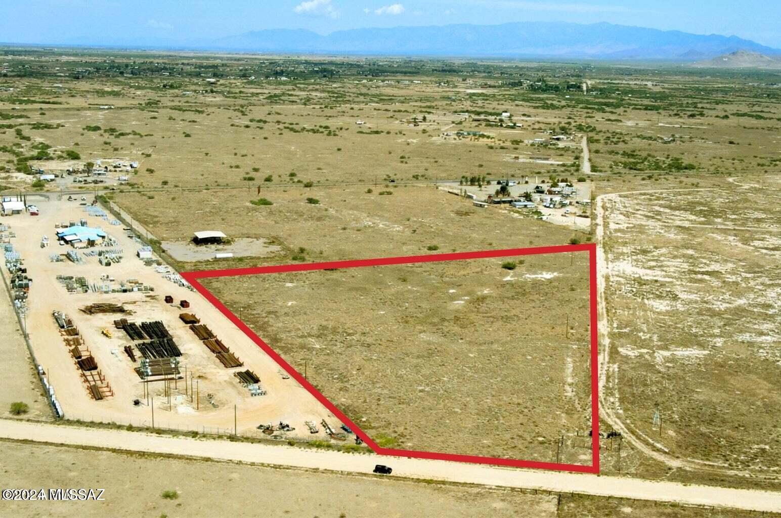 : Perfect property for a new business zoned GB (General Business) with endless potential for the commercial parcel: RV/Boat Storage and
Park, warehouse, re-zone to industrial, etc. Owner finance and land leasing available. Great location with easy access from I-10 and close to all amenities
and residential Willcox. (See map.) Popular tourist route with local wineries and Chiricahua Mtns. Also, a smart long-term investment to hold!