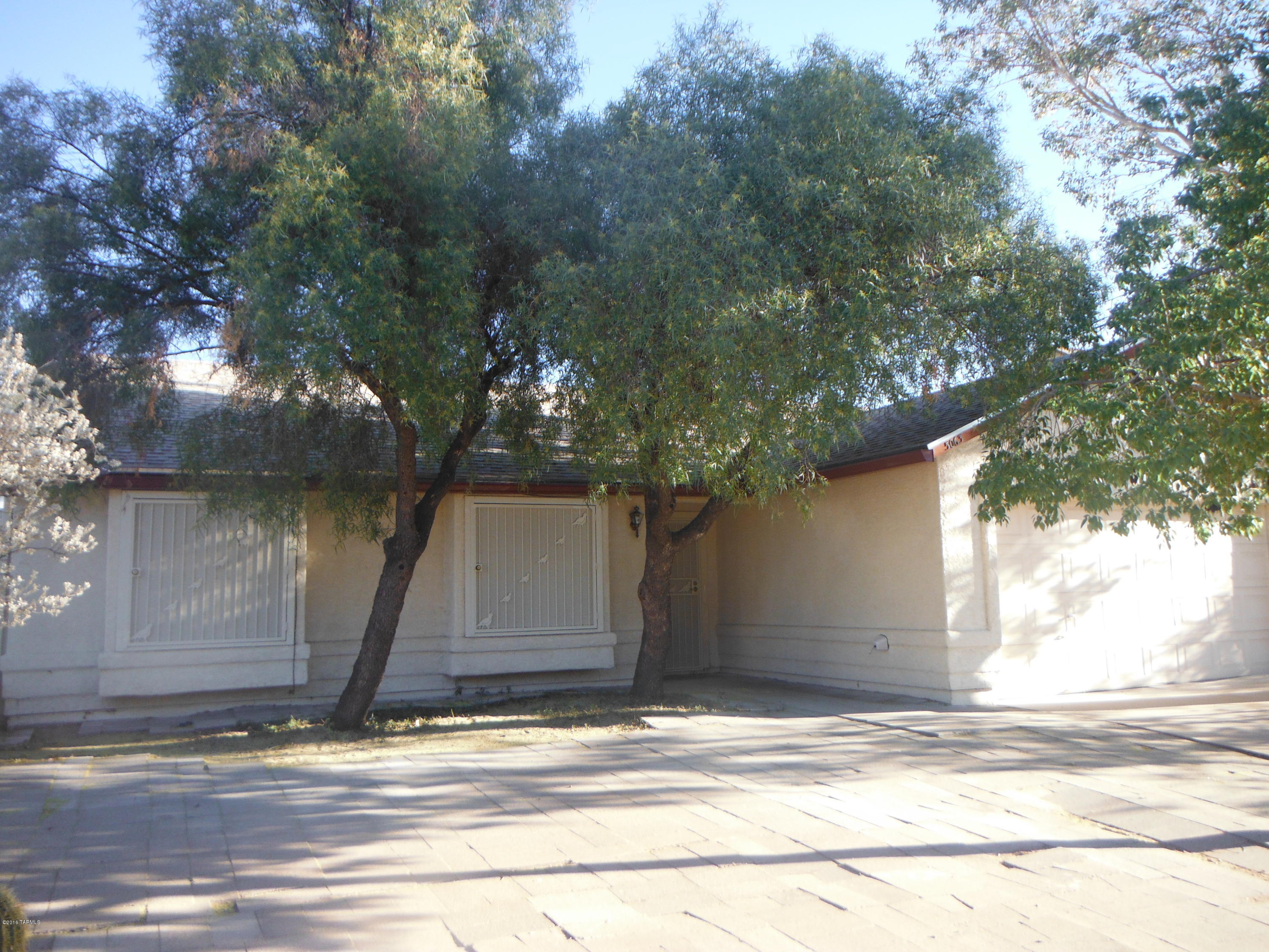 Great Floorplan! Awesome location! Fully equipped kitchen, ready for the chef! Nice ceramic and carpet flooring, Large backyard, extended covered patio, ready for AZ style cookout and entertaining. Convenient storage shed.