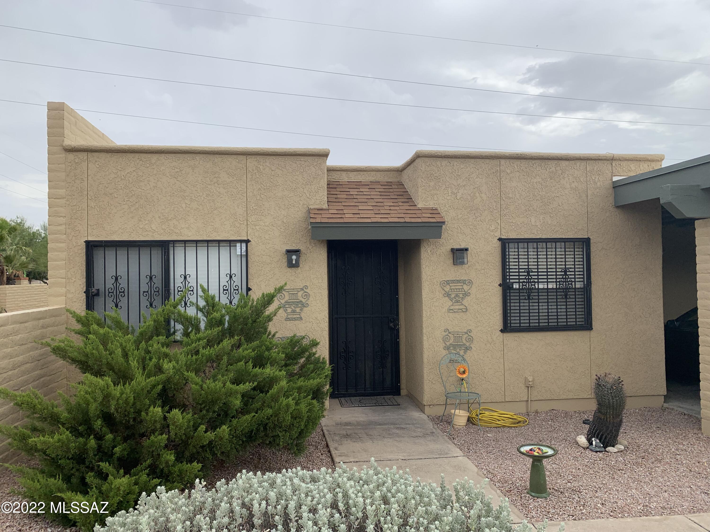 A must-see beautiful eastside townhome in desirable Casa Real community! Corian counters in kitchen and raised ceiling with skylight. Easy access to all essential shopping and entertainment. 3bd/2bath with mountain views!