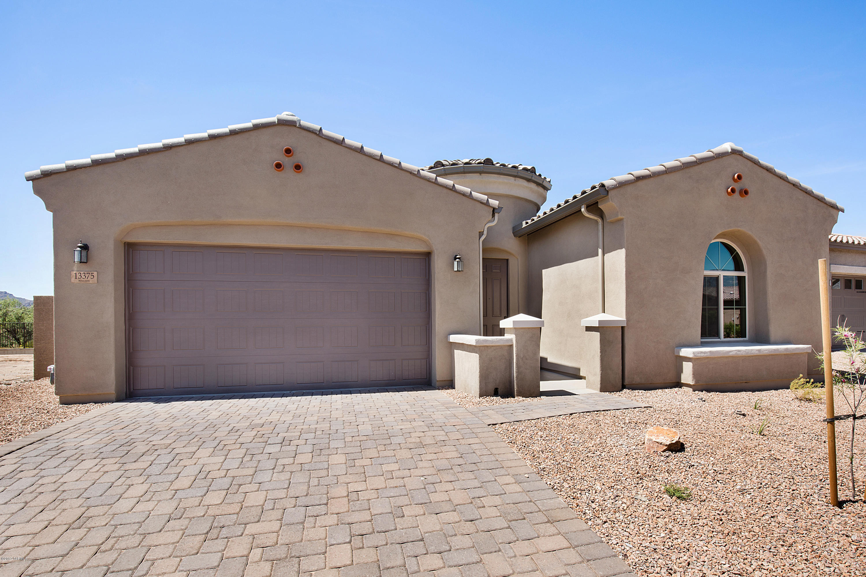 This beautiful single story home is located in Desert Crest at Center Pointe Vistoso, a gated  community within Rancho Vistoso. This home features  Gourmet Kitchen Appliances, Gas Cooktop, Granite Kitchen Counter tops, Upgraded Cabinets @ Kitchen, Walk-In Shower at Master Bath, 16' x 8'Sliding Glass Door at Great Room, Two-Tone Interior Paint, Coffered Ceiling at Foyer, Office Flex Option, Community Pool, Ramadas, Walking Trails and so much more! PURCHASE THIS HOME BY JULY 31, 2017 AND RECEIVE A GE STAINLESS STEEL COUNTER DEPTH REFRIGERATOR AND GE FRONT LOAD WASHER & DRYER!