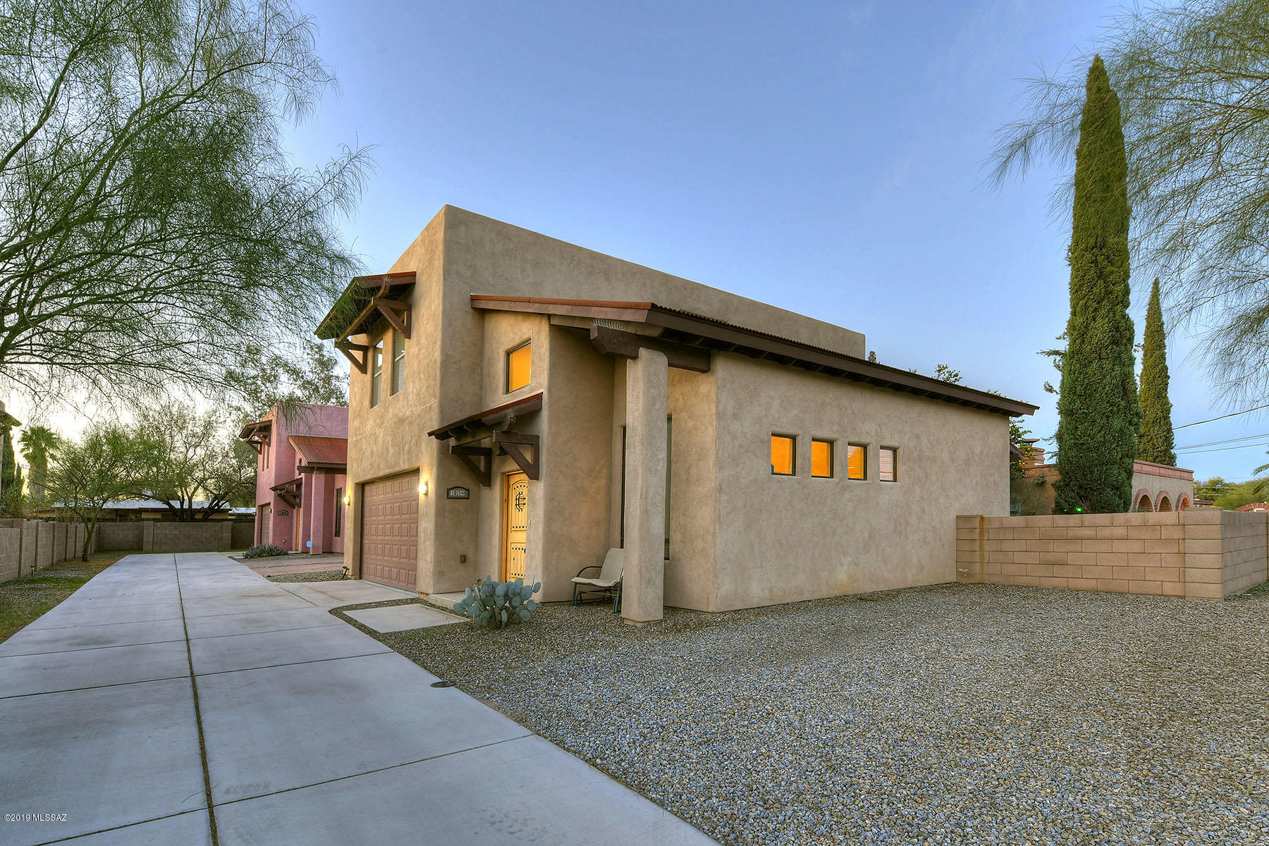 Beautiful newer home with all the modern conveniences. Spacious floor plan, high ceilings, beautiful stained concrete floors, granite counters,
stainless steel appliances & fine finishes throughout! Every attention to detail & upgrades throughout..Master bedroom has large walk in closet &
en-suite bathroom. Walled and private backyard. Large 2 car garage. 1 block from Mountain & approximately 3 mile bike ride to UofA or take the
SunTran. Convenient to shopping, medical, River Walk & Downtown.