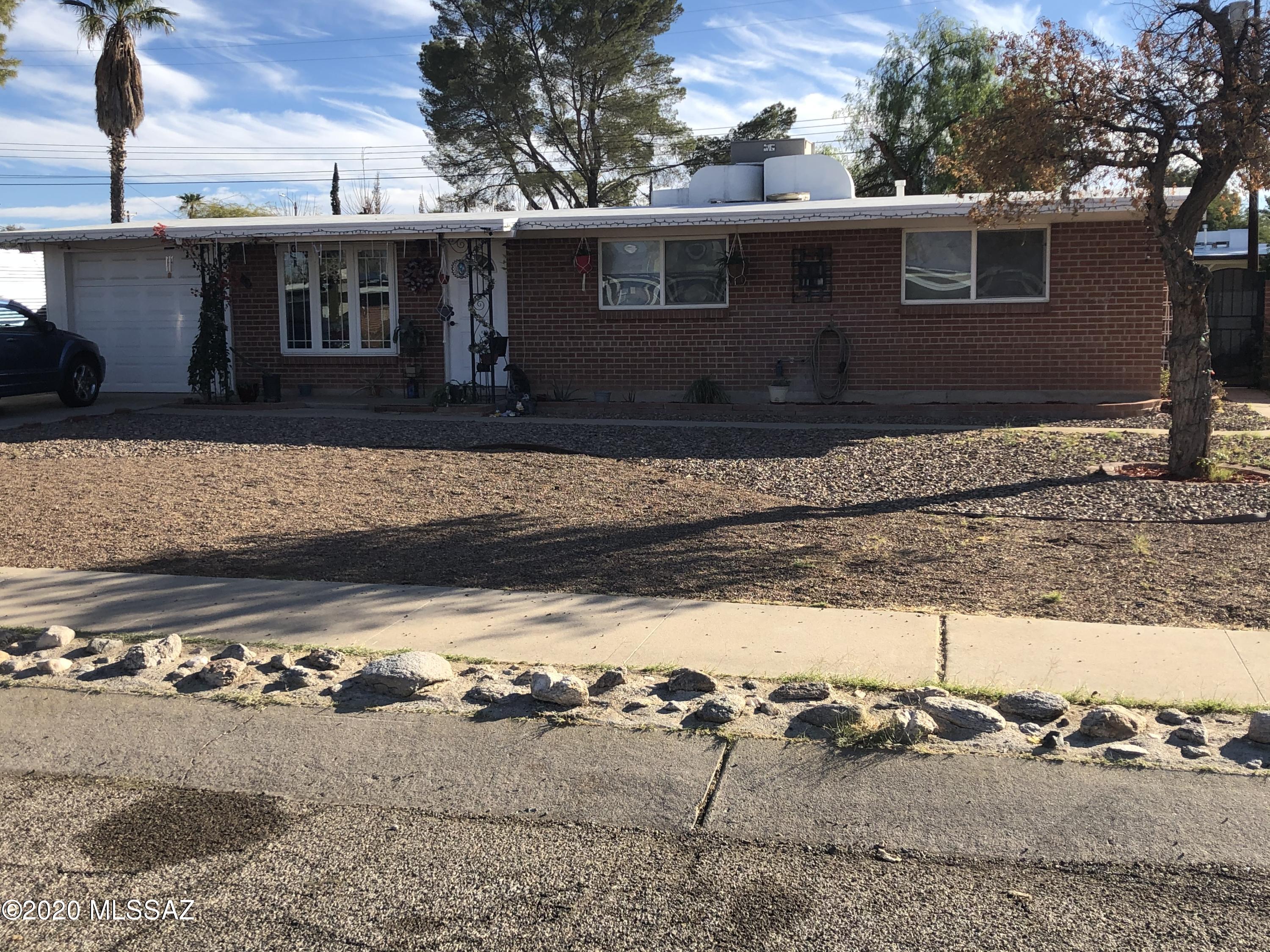 Very clean home nestled in the Tierra Del Sol subdivision.  4 bedroom 2 bath brick home .  Close to shopping.