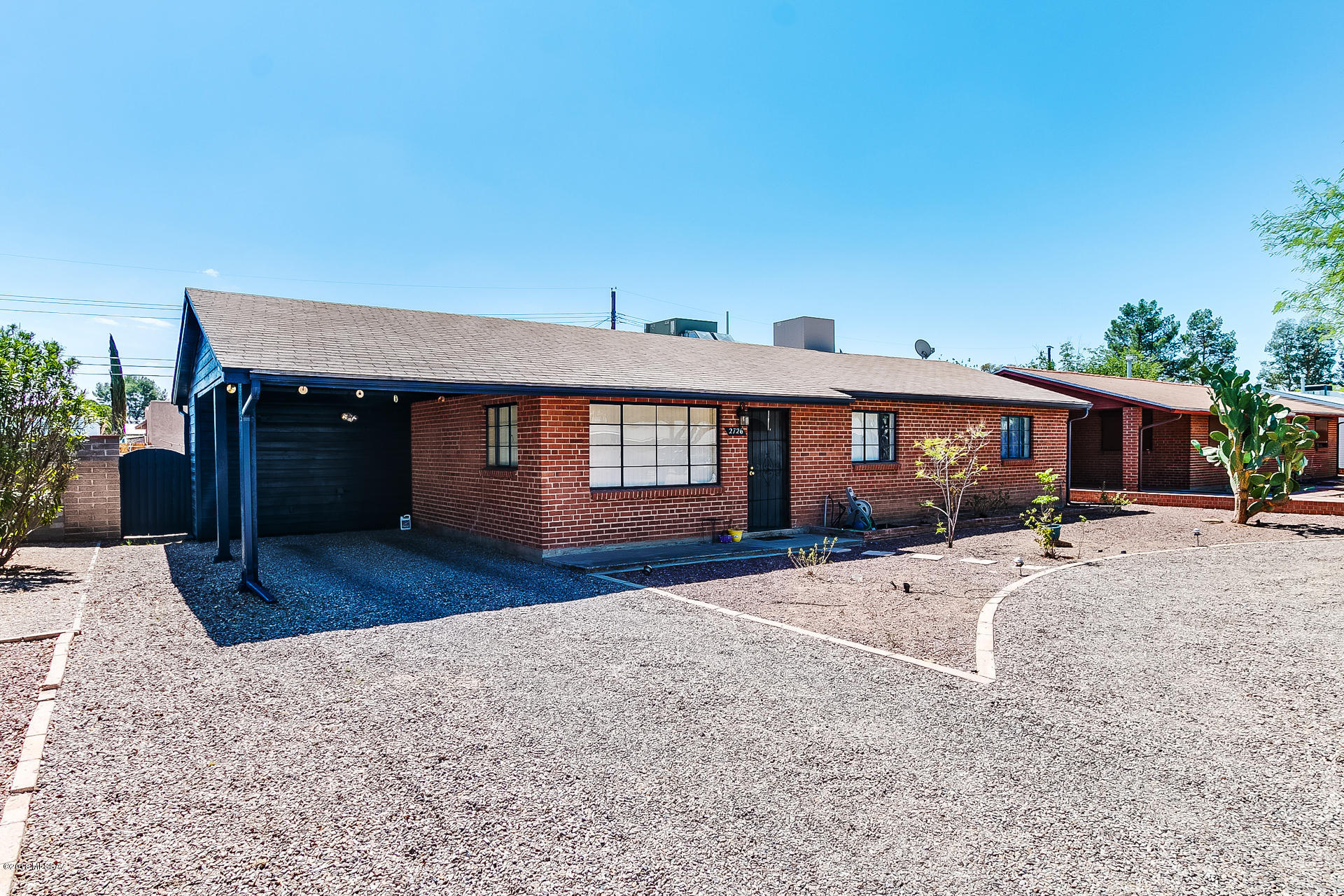 Gorgeous, spacious all brick home located in the heart of Tucson!  Relax in the large back yard- perfect for entertaining!  Near to many amenities (shopping, parks, schools, and more), cool A/C, and spacious front yard make this property a must own!