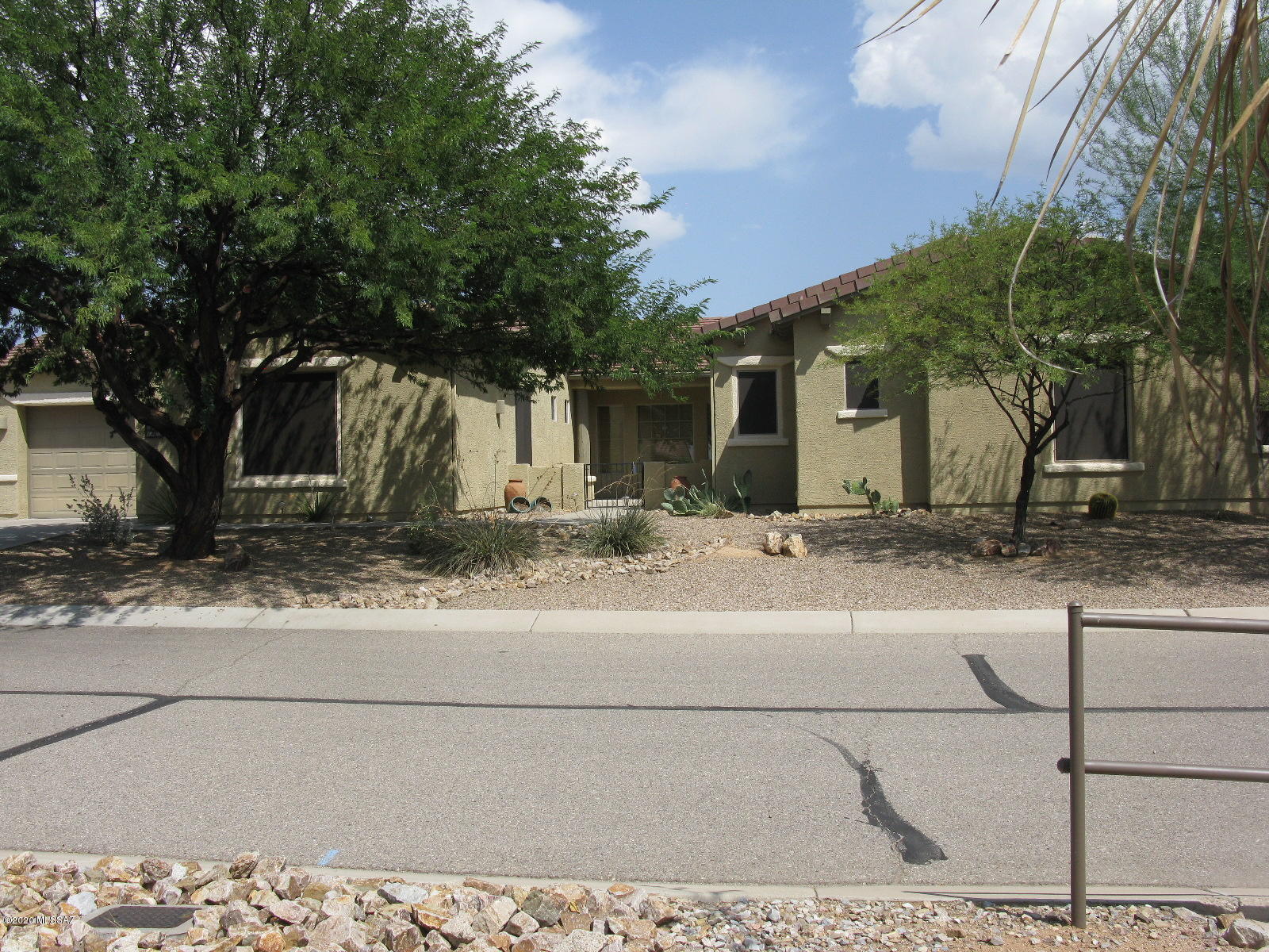 Beautiful Pulte home in award winning Vail School district..   Large 5 BR single story home.  Wide open floor plan.   Beautiful Granite counters with Stainless appliances.   Check out the beautiful pool and water fall from the large covered patio.  This won't last !!