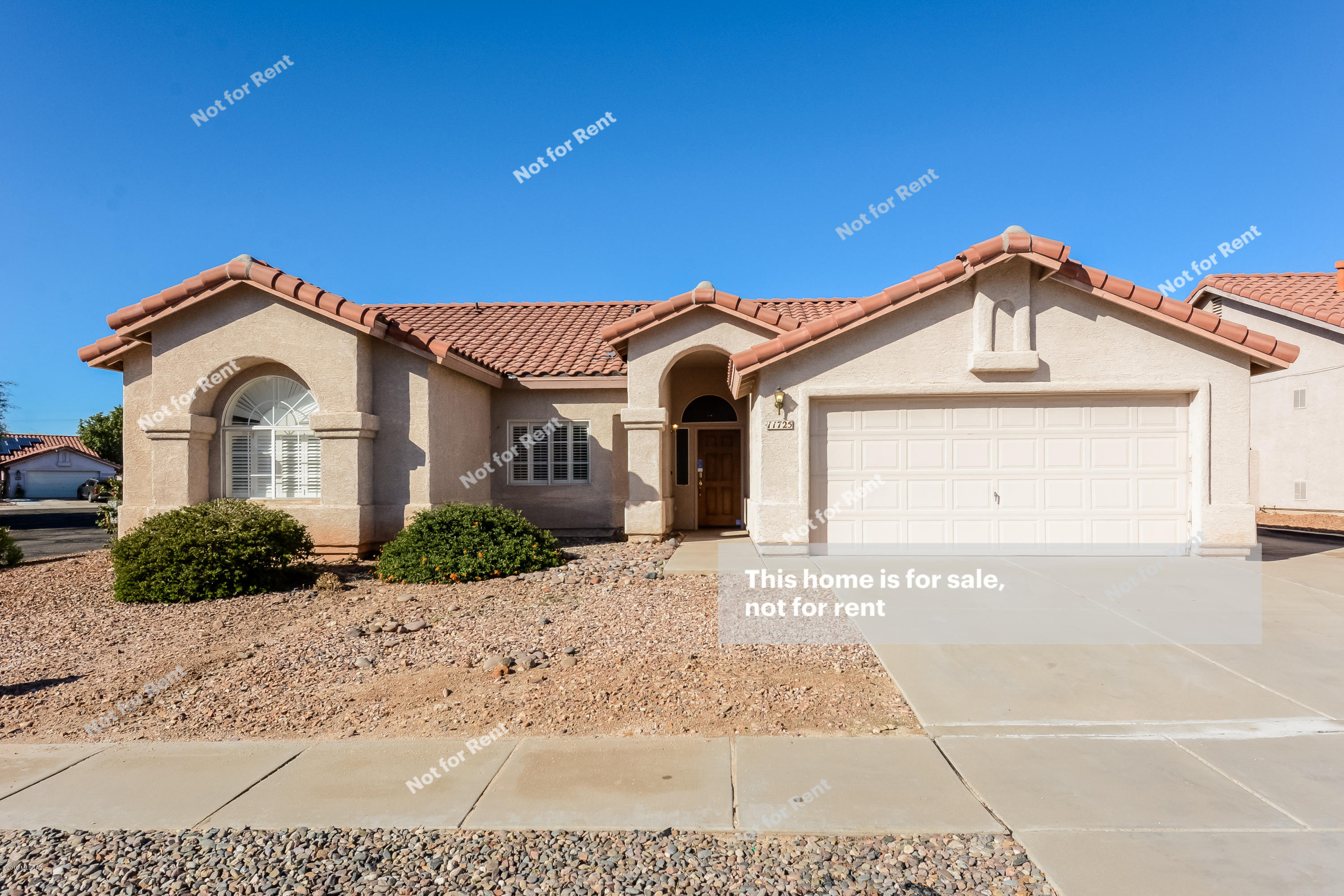 This Oro Valley one-story home offers an in-ground pool, gas fireplace, vaulted living room ceiling, granite kitchen countertops and breakfast bar, master bathroom separate tub and shower with dual sinks, open patio, and a two-car garage.