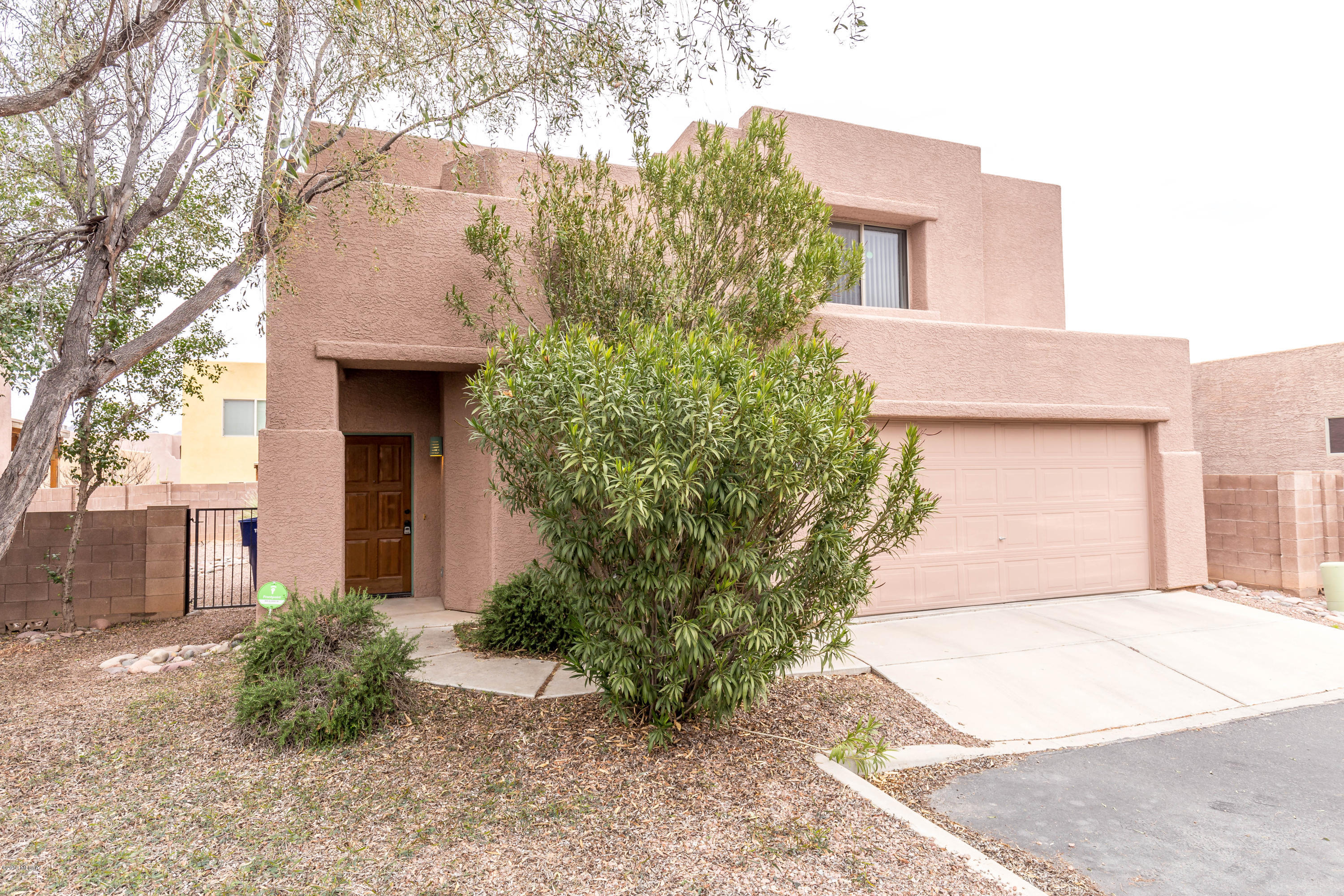 Bright and spacious move in ready 3 bed 2 1/2 bath home with loft and 2 car garage. Beautiful ceramic tile downstairs, plush neutral carpet upstairs. 
Perfect size yard for outdoor entertaining.
Washer dryer hookup in garage, close to shops, restaurants, hospitals and more.
This home wont last.
Call or text Angie Pena 520-331-1194 for a showing