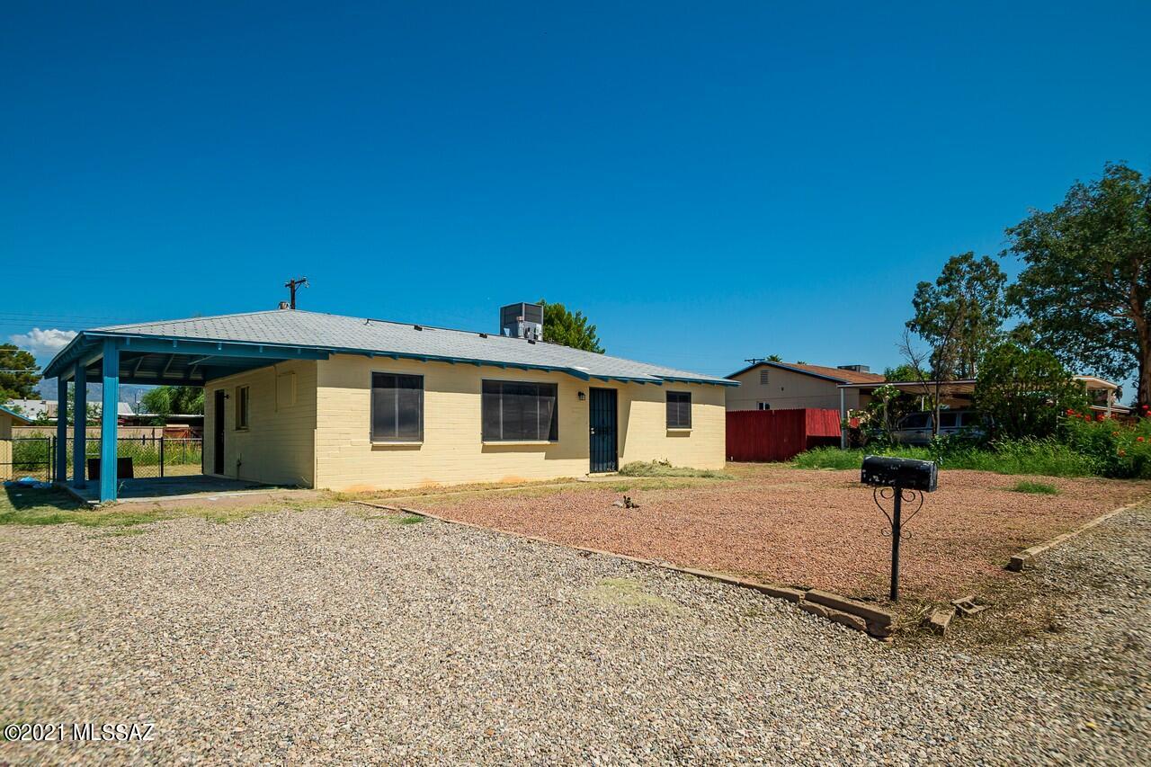 This cute home will make you feel SNUG AS A BUG IN A RUG!  Check it out!  New flooring and appliances make for a worry free home for the first time home buyer or retiree or anyone in between.  You'll also love the storage shed and HUGE yard that is creeping up on a quarter acre lot.  If that wasn't already enough, you can walk to the park, or hop on your bike and be right near all the shopping and restaurants you would need.  A quick commute to Raytheon, the University of Arizona and more.  Check it out, you will be glad you did!  Owners are licensed real estate agents in the states of Arizona and Texas.