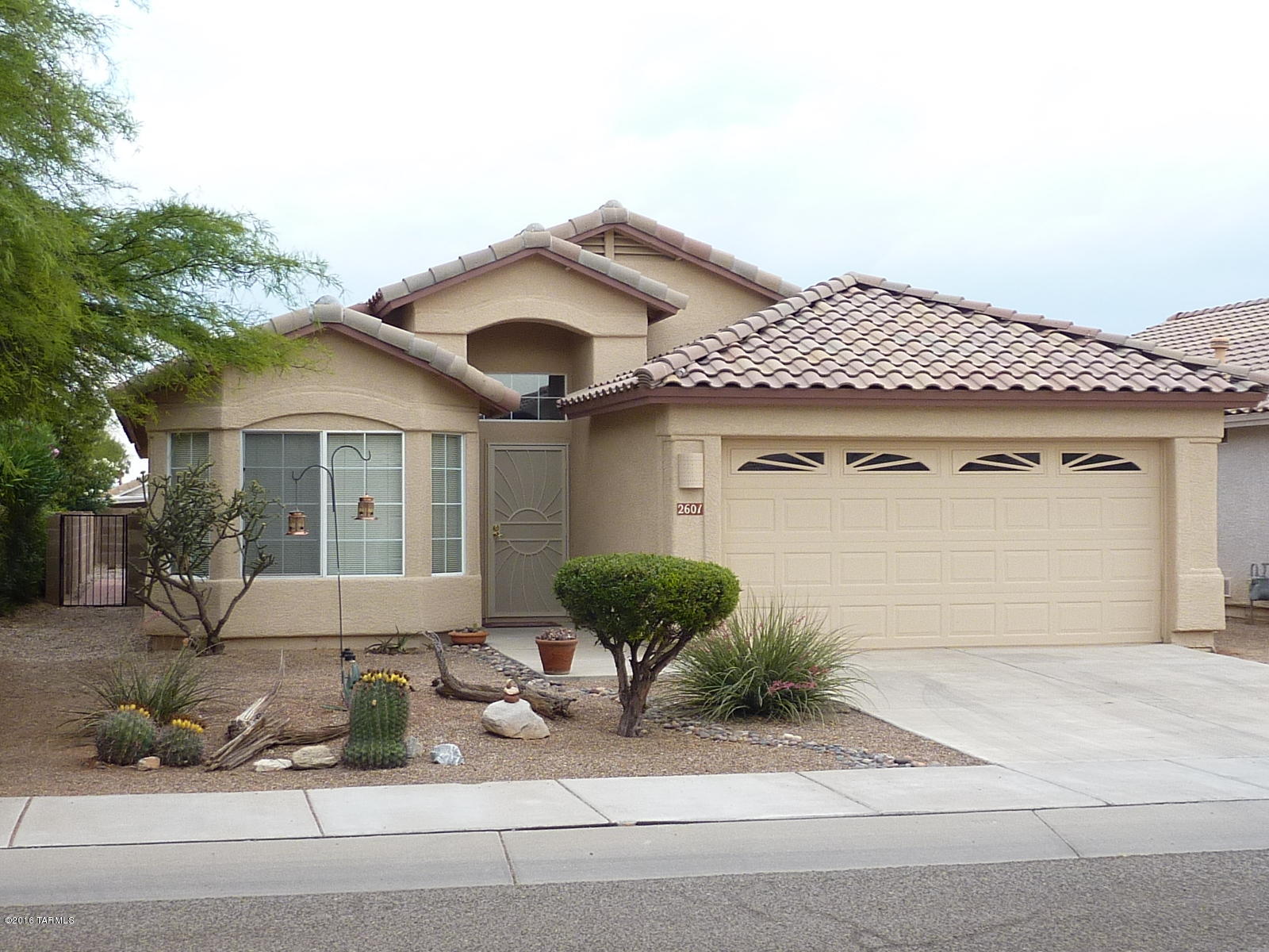 Awesome home in Great neighborhood in the Upper Bluffs located in a quiet
cul-de-sac. Very neat & clean with beautiful curb appeal. Just North of Foothills Mall, Northwest Hospital &
minutes away from I-10. It features wall to wall 20'' porcelain tile floors, bright open kitchen, spacious
family room, master retreat w/dual LED faucet vanities, garden tub, rain shower & walk in closet. Extras
include fresh paint in & out, split bedroom plan, LED light fixtures, ceiling fans, finished garage w/epoxy
coated floor, abundant kitchen cabinets w/under cabinet lighting, stainless steel appliances, covered &
uncovered patios, low care front & back yards. Highly ranked Amphitheater schools, hiking path to park & lighted basketball court. Move in ready! Seller is licensed real estate agent in A