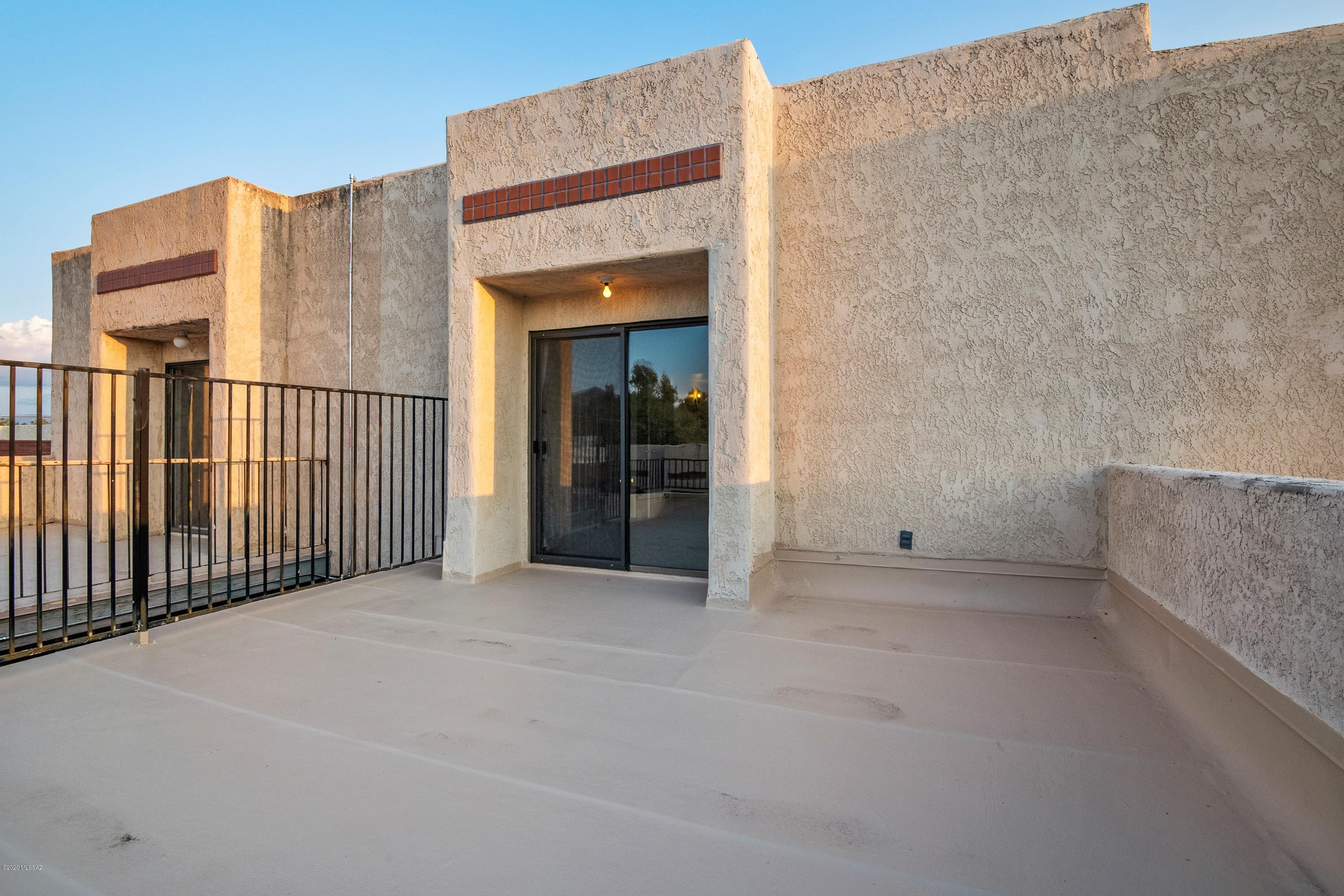 Las Lomitas Townhouses - Residential