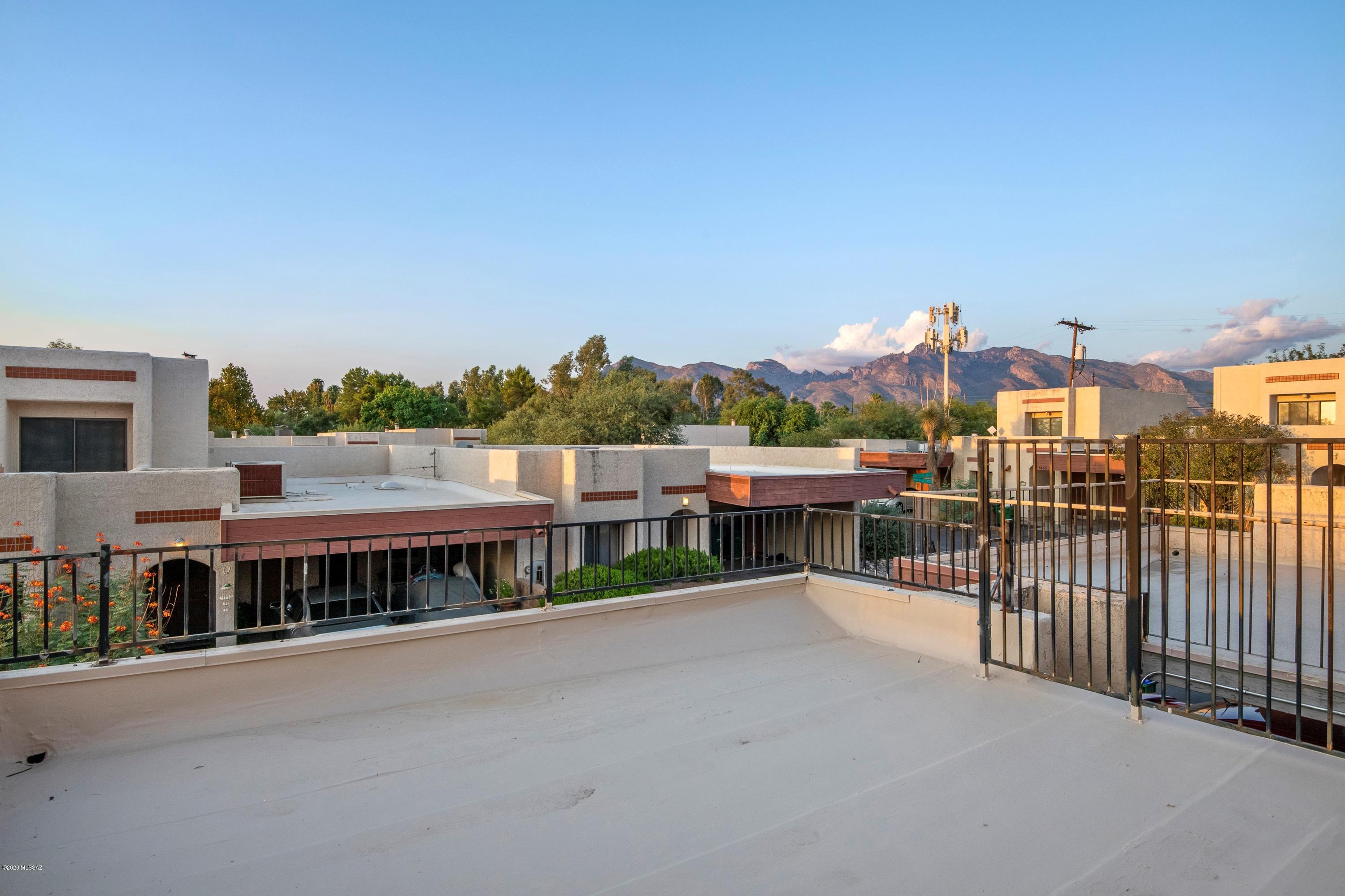 Las Lomitas Townhouses - Residential
