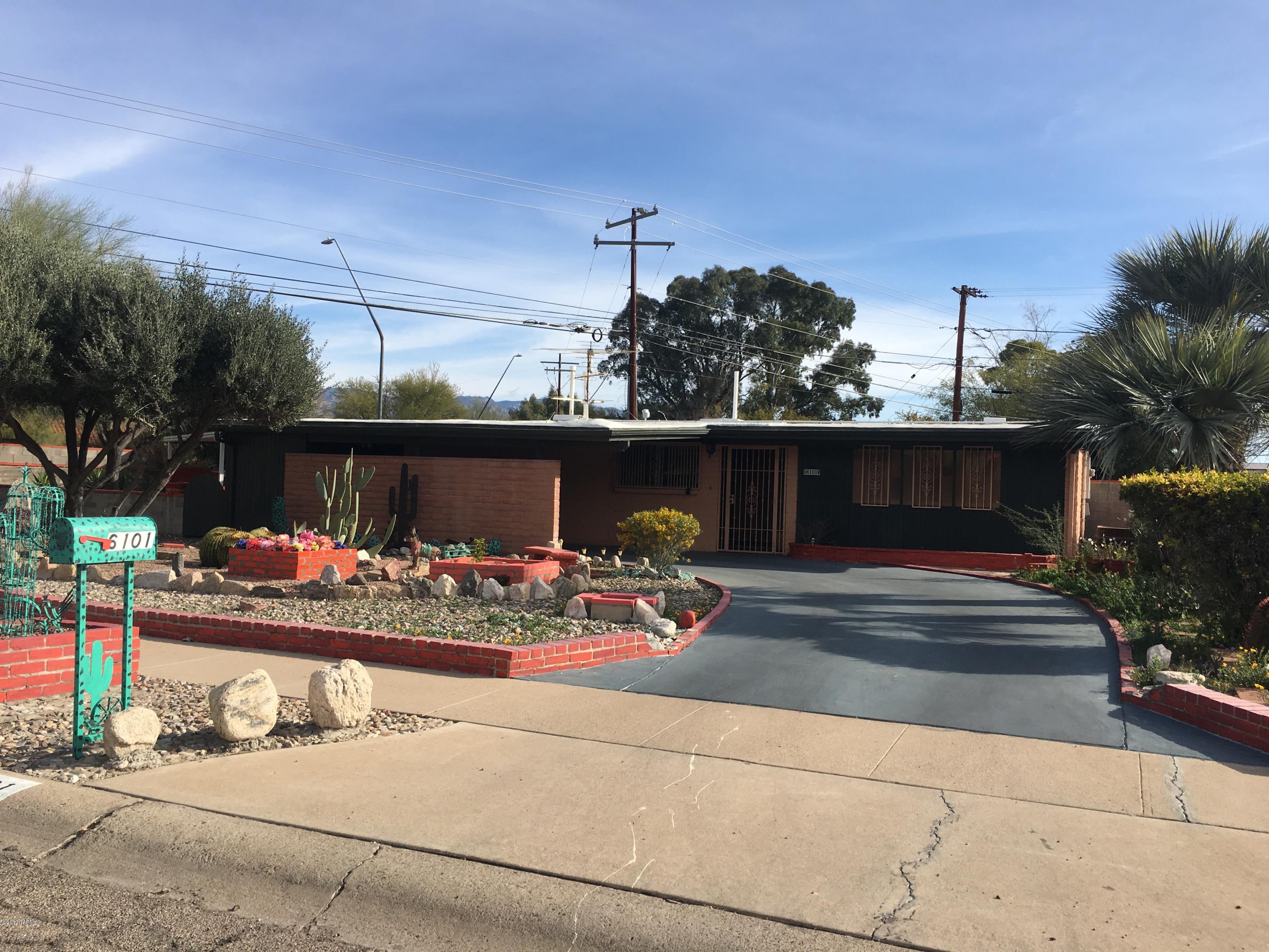 Charming home on a corner lot in central Tucson. This home is ready for your personal touches!