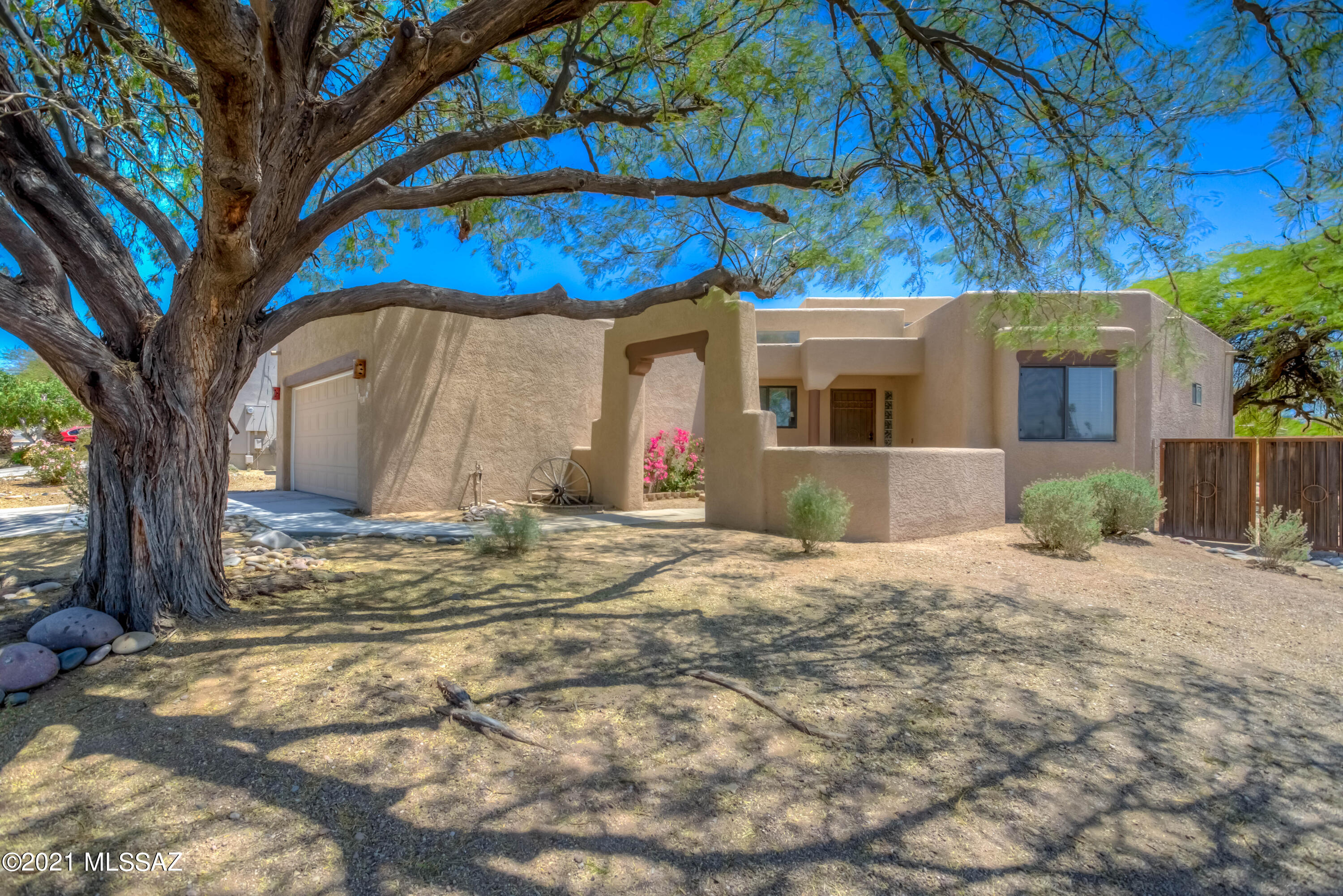 *NO MORE SHOWINGS!* This gorgeous and turn key 3/2 in the heart of NW Tucson features everything you could want in a home with NO HOA and close to every amenity your heart desires! Split bedroom plan offers room where you need it most! Expansive great room with soaring ceilings welcomes you! Kitchen is highly functional for the most ardent of chefs and offers eat in nook for formal or informal dining. Coffee station is ideal for the java lover or turn it into your own mixologist's lab! Master bath features garden tub with separate shower and huge closet. Outside, you will find spacious backyard with Tucson Mountain views and limitless possibilities! Front courtyard is a stunner! Explore the authentic Tucson desert lifestyle in this one of a kind home !