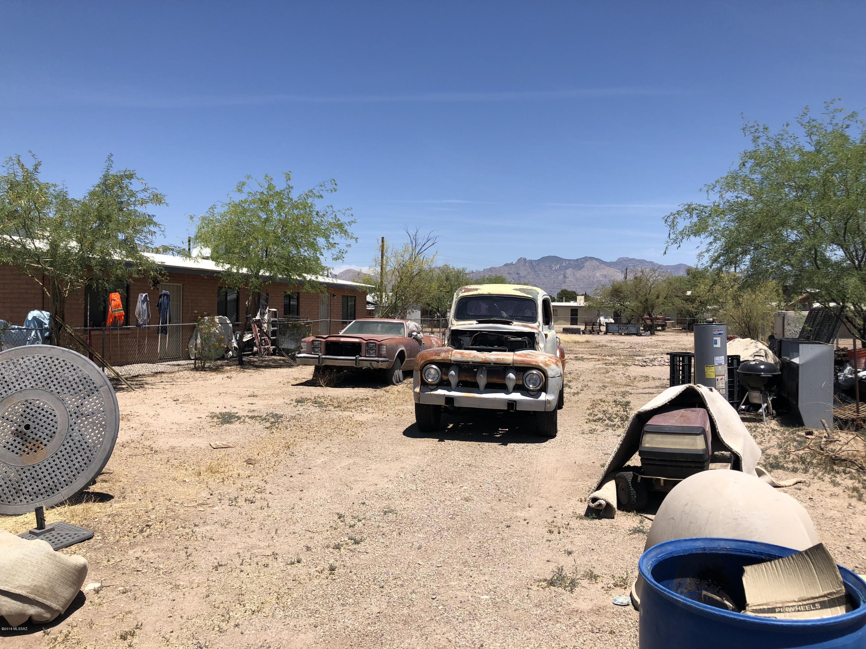 Prime location land lot for investor or someone looking to build their dream home! Close to neighborhood park, Pima Community College, the Freeway and MORE!