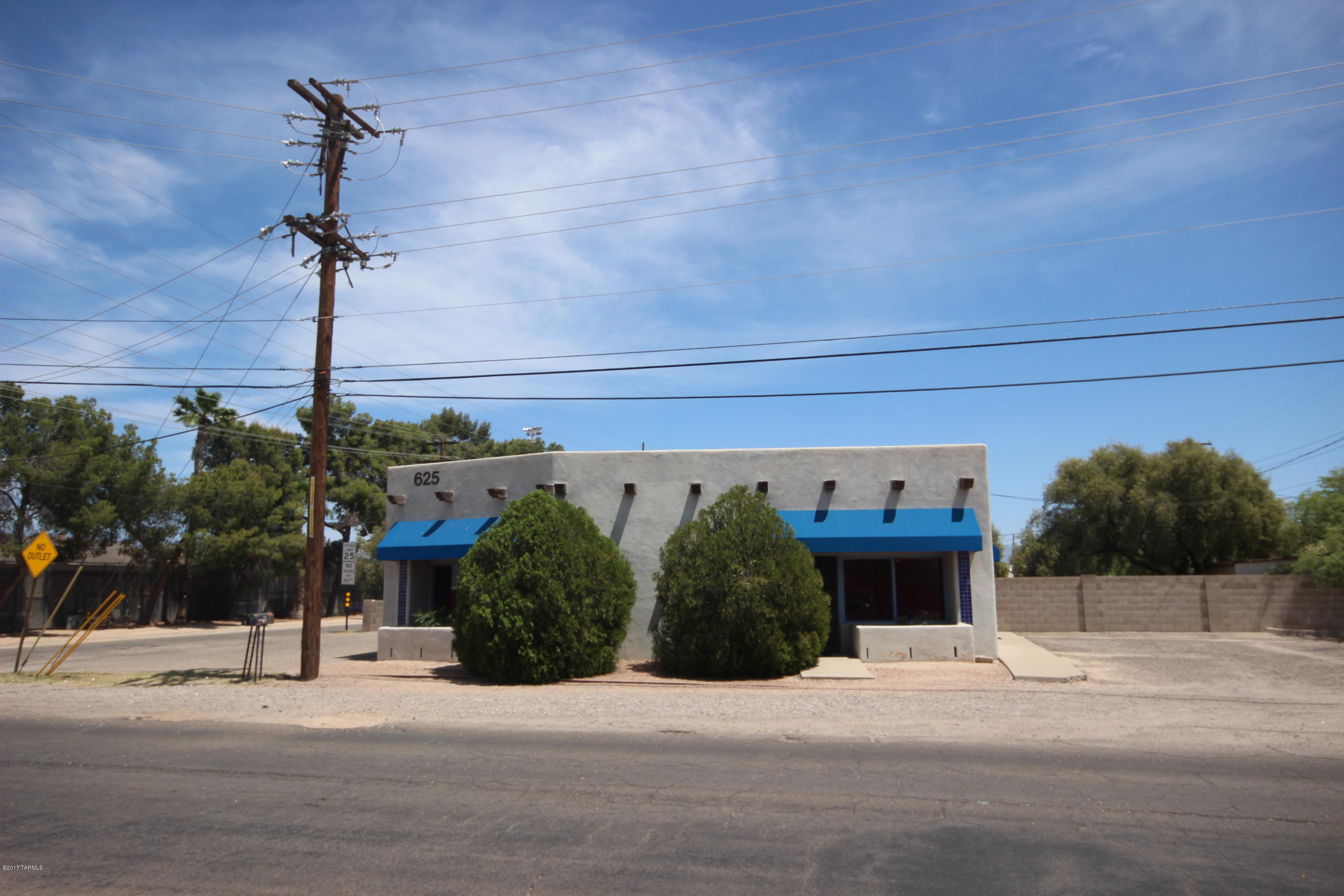 Convenient central location, can be used for one or two users with separate ADA bathroom and parking for each. Both sides have open work-spaces and private offices.
Between Broadway and 22nd Street, SEC of Winsett across from the U of A - Drachman Athletic Stadium