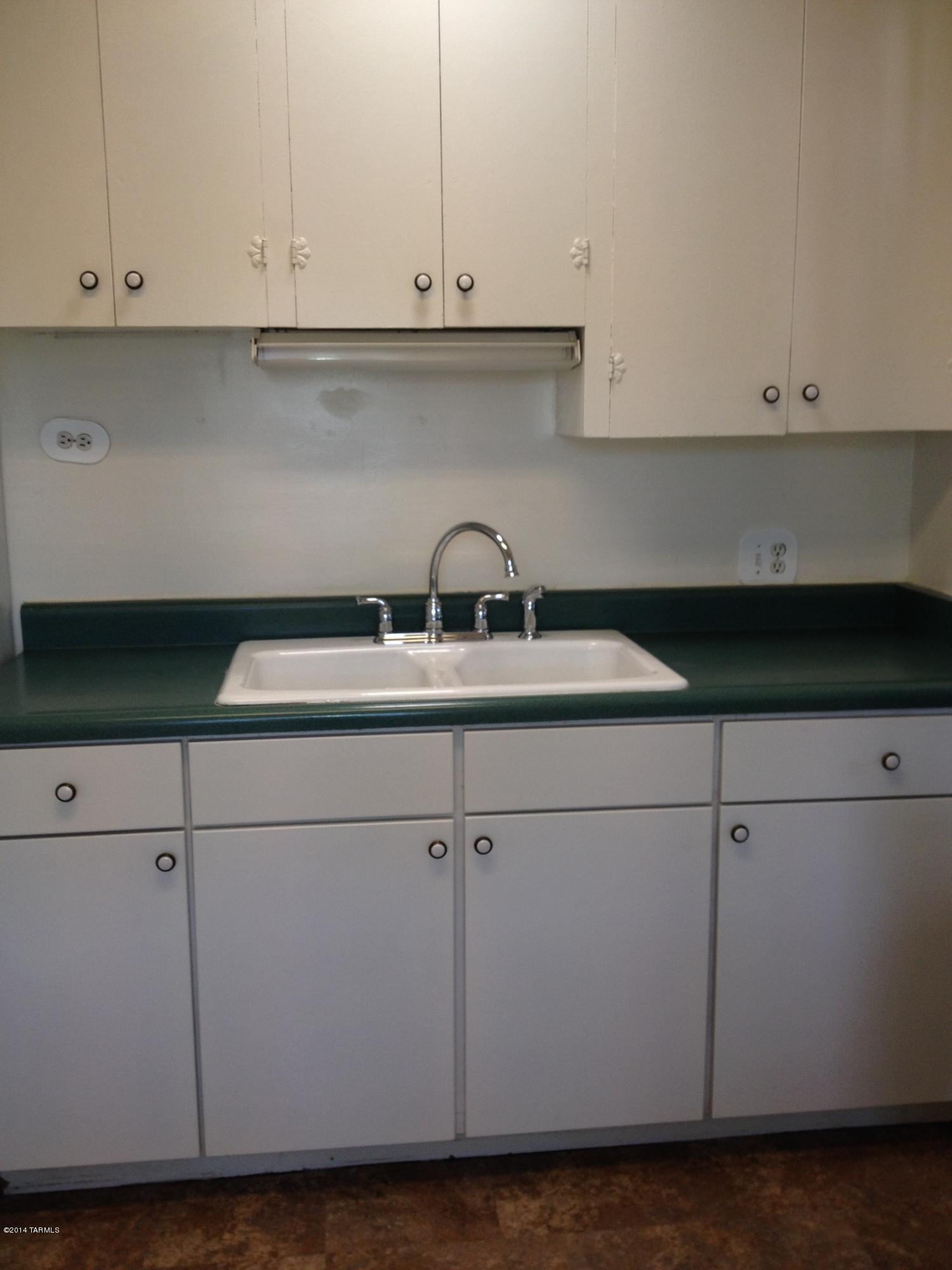Country Club Manor - Residential Lease