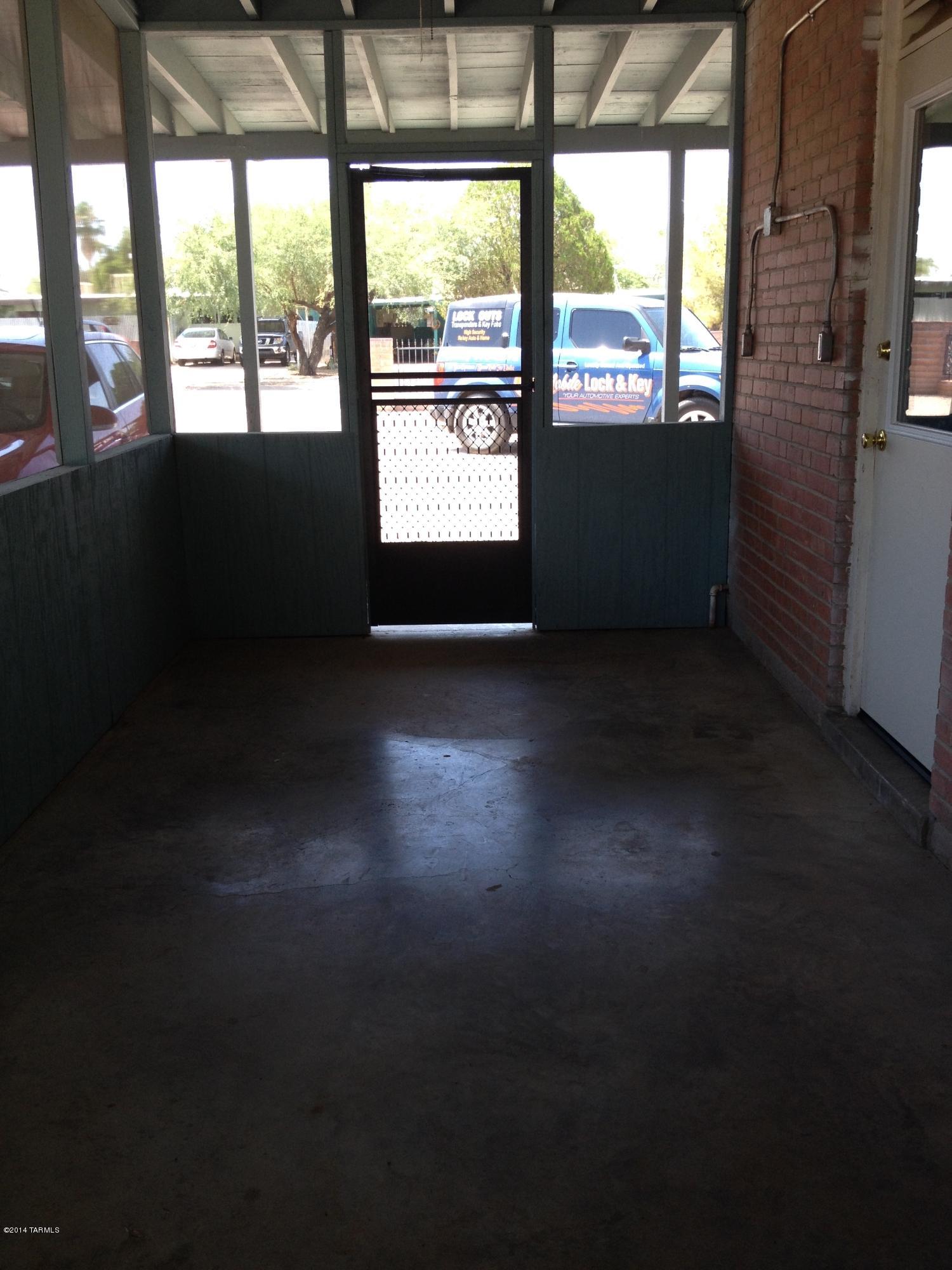 Country Club Manor - Residential Lease