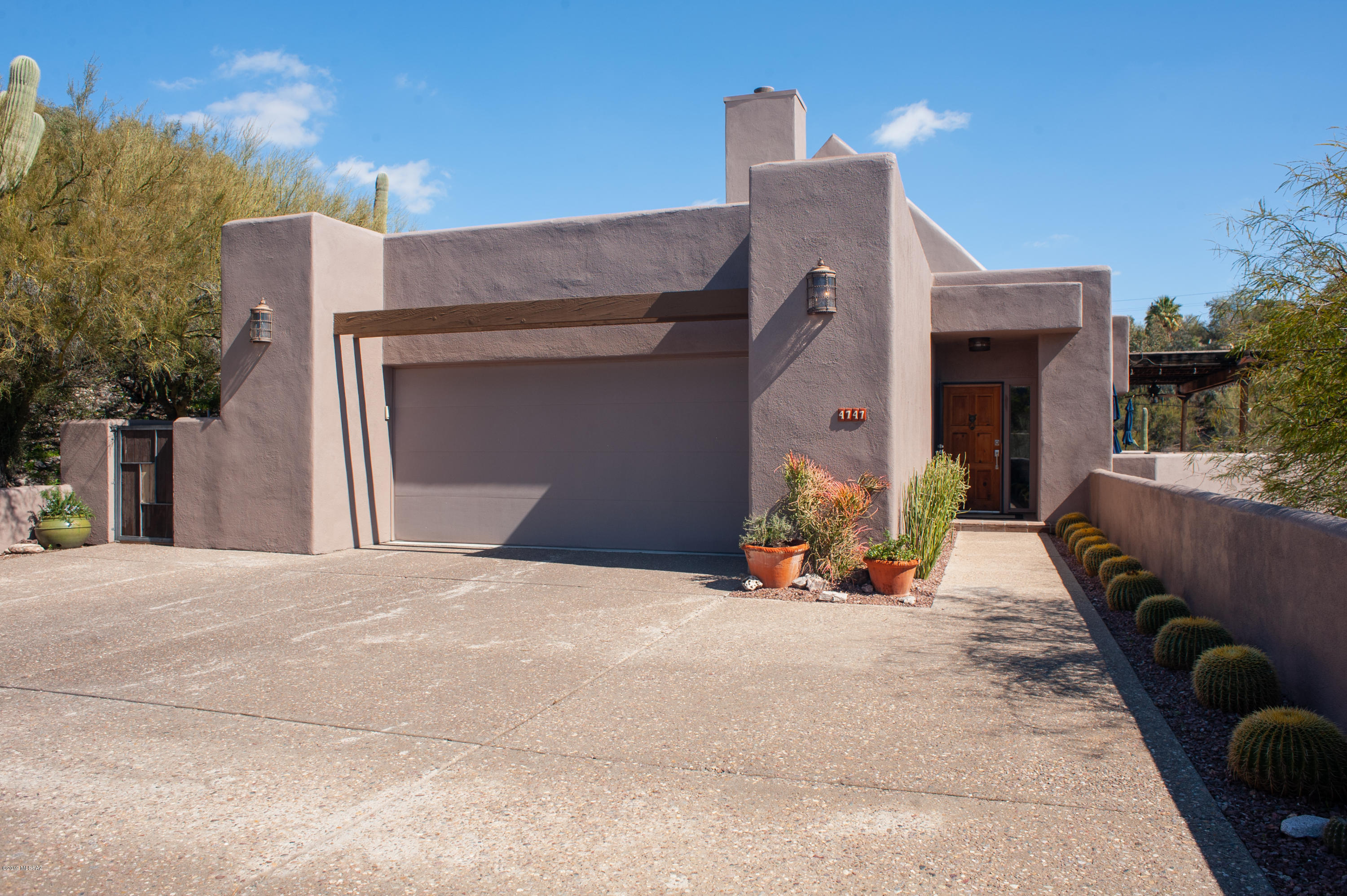 SW Contemporary, designed by renowned Tucson architect/builder David Tyson on a 1 acre ridgetop lot with incredible city lights, mountain & sunset views. Wide open floor plan w/20' vaulted plank & beamed ceilings. Great Room w/massive soapstone island. Dacor stainless appliances. Cozy den/office or casual eating area with built-in cabinetry off kitchen, opens to patio w/built-in gas grill.  Intimate seating area by fireplace & built-in TV & sound. Master/fp  & window wall accessing private patio, again with stunning views. Ma Ba has  jetted tub, large shower, double sinks. 2 guest bdrms &  built-in cabinetry. Easy Care for lock and leave lifestyle & alternative to townhouse. NO HOA! Convenient lower foothills location. Close to Bike Path, restaurants and Farmers market.