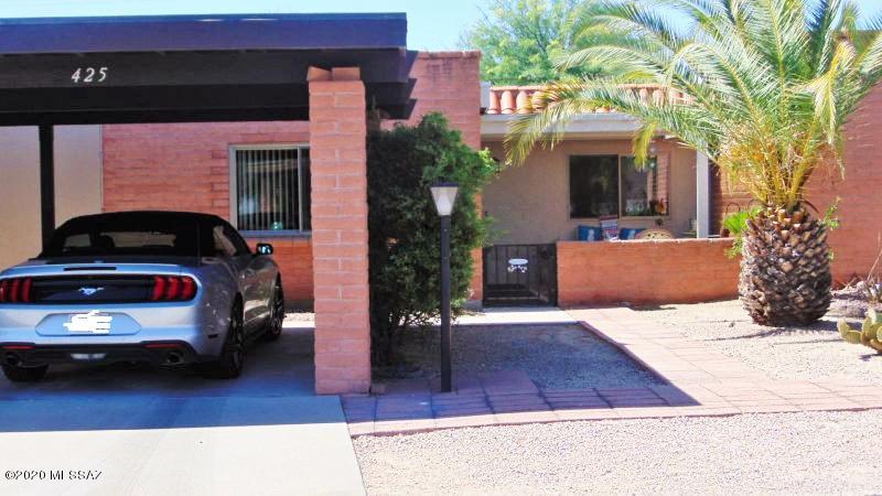 Centrally located townhouse in Casa Paloma 1 that features 2 bedrooms, an AZ Room, 1 1/2 baths, an updated kitchen, and a carport space. Welcoming front patio and private back patio. Great as a winter retreat. Green Valley Rec is available and pool & spa are very close by. Master bedroom has a king bed, 2nd bedroom has a Murphy bed plus a nice work space. Square footage does not include the AZ Room. Available for the Season with ALL utilities included. This is a 55 and up community.