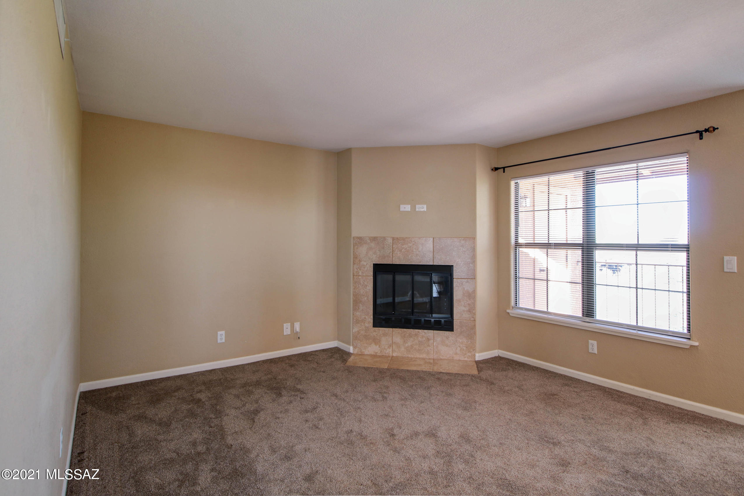 Please call Rob @520.661.8657

Move-In-Ready Catalina Foothills condo in the sought after Skyline Villas Community with exceptional mountain views. This community has new fitness amenities inclusive of tennis court, pool, and spa. Just north of La Encantada with everything you need nearby: shopping, and fine dining all within walking distance. Fireplace in the living room, covered patio. Very spacious 2 bedroom/1 bath.