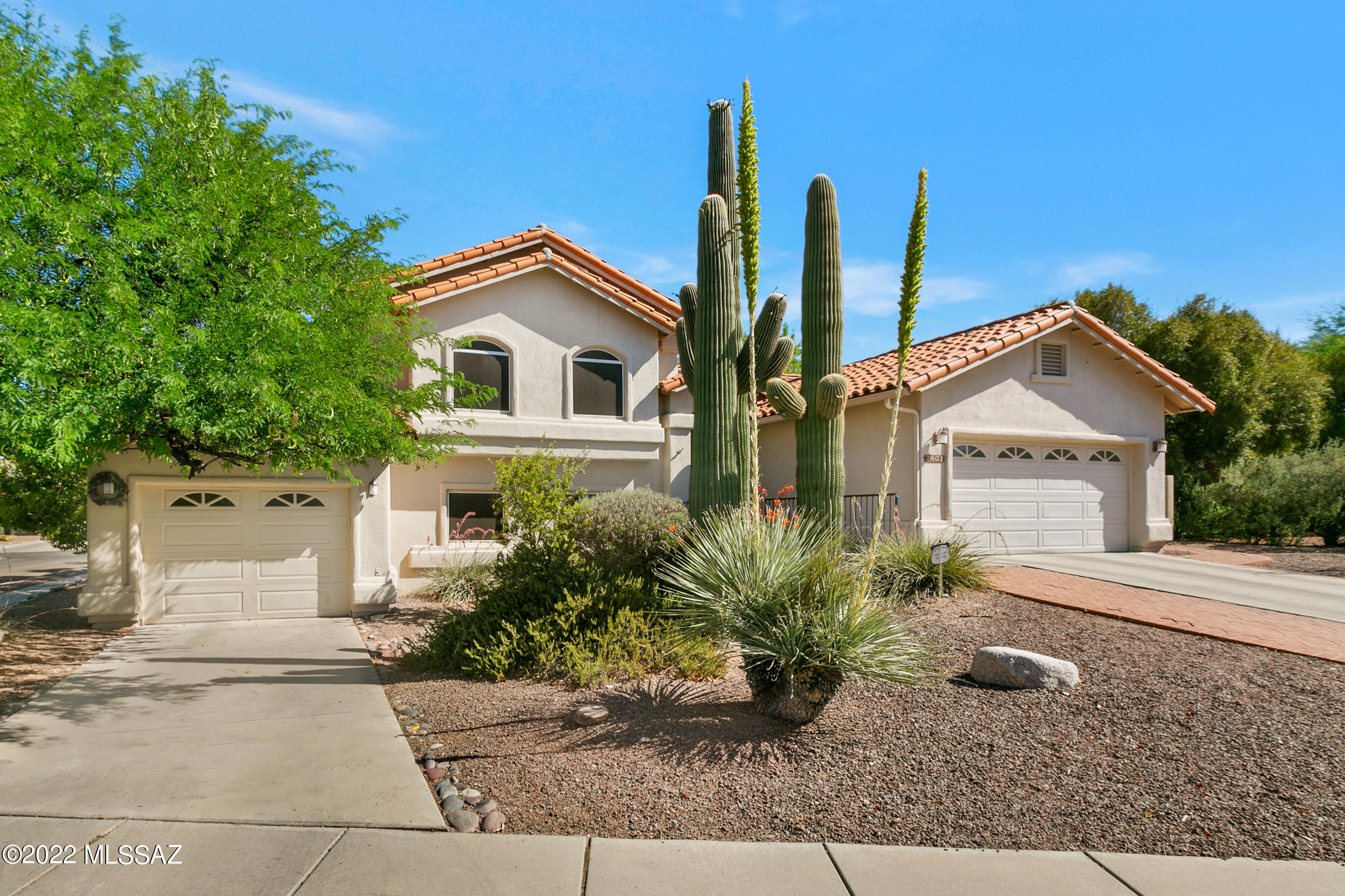 Lovely split level home, located in the peaceful and pride of ownership subdivision of Sabino Creek.  This spacious and bright home is situated for maximum privacy on a large cul-de-sac lot.  An inviting pool and large yard offer a beautiful environment to relax and entertain.  A large living area, formal dining, and a spacious kitchen are located on the main level.  The owner's suite is located on the upper level and has a private balcony with mountain views and access to the pool and spa.  The secondary bedrooms are located on both the upper and lower levels of the home.  Don't miss the large, lower level family room with a private patio and access to the backyard.