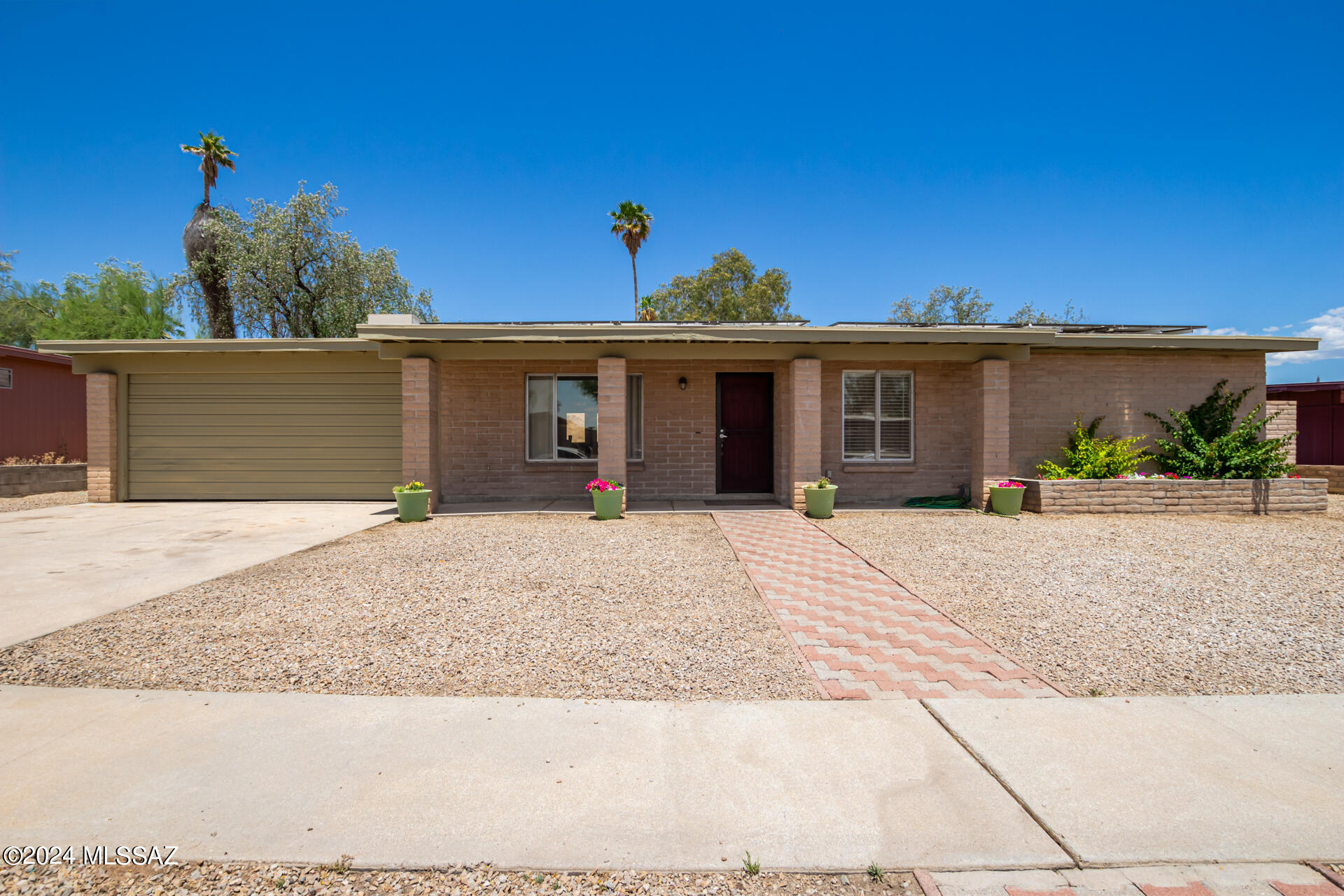 Incredible home located in the quiet community of Metropolitan Estates! This home has new HVAC unit, newer flooring in the bedrooms, fresh paint, and a 1/4 acre lot! Best of all, OWNED SOLAR!! This is a great home, at a great location, for any lifestyle! Within minutes of popular dining and shopping. Don't let this one go!