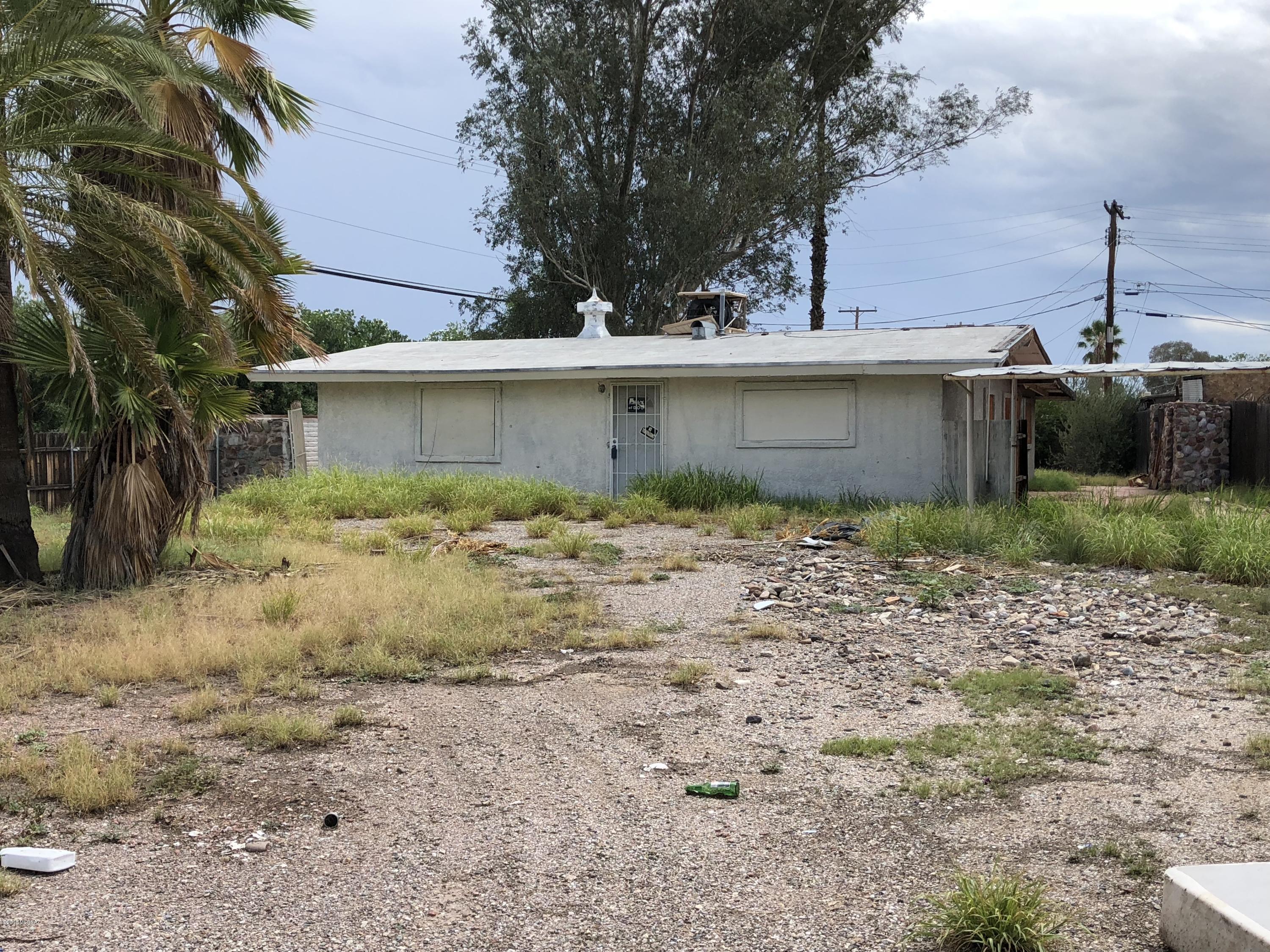 Great investment property for a fix and flip or purchase for a handyman.  Great community conveniently located next to freeway access, shopping and schools.  Being sold in AS IS condition for cash.