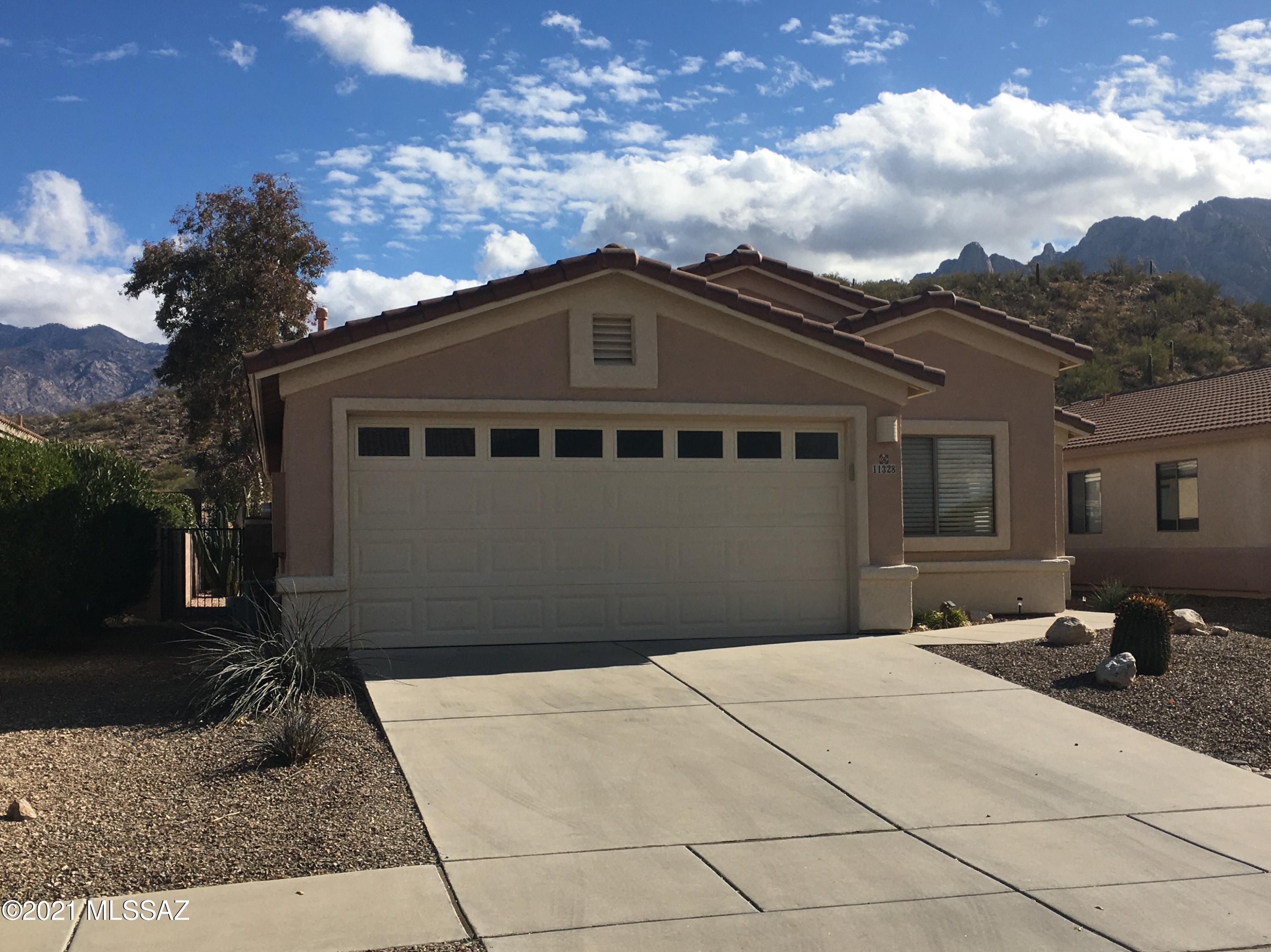THIS LOVELY ORO VALLEY 3 BEDROOM HOME IN RAMS CANYON NEIGHBORHOOD BACKS TO OPEN SPACE FACING THE CATALINA MOUNTAINS & PUSCH RIDGE. 
THE INTERIOR FEATURES TILE THROUGHOUT, GRANITE KITCHEN COUNTERS, STAINLESS STEEL APPLIANCES, UPDATED BATHROOMS AND GAS FIREPLACE. 
WITH NEARBY AMENITIES, HIKING AND BIKING, THIS HOME IS A GREAT FIND.