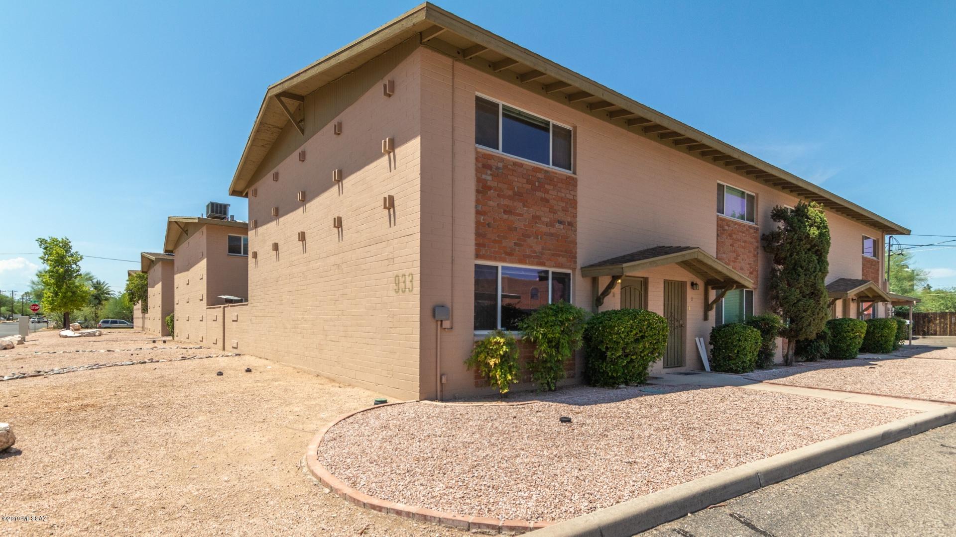 Large, spacious, 1,326 sqft corner lot condo. Conveniently located within minutes to I10 Freeway, UoA College and lots of dining/ shopping. Covered parking, and enclosed backyard. Living room, dining area, laundry room, kitchen and half bath downstairs. Kitchen contains white appliances with light oak cabinetry and laminate countertops. Upstairs you will find the bedrooms and master. Great location! Priced to sell! Schedule your showing today