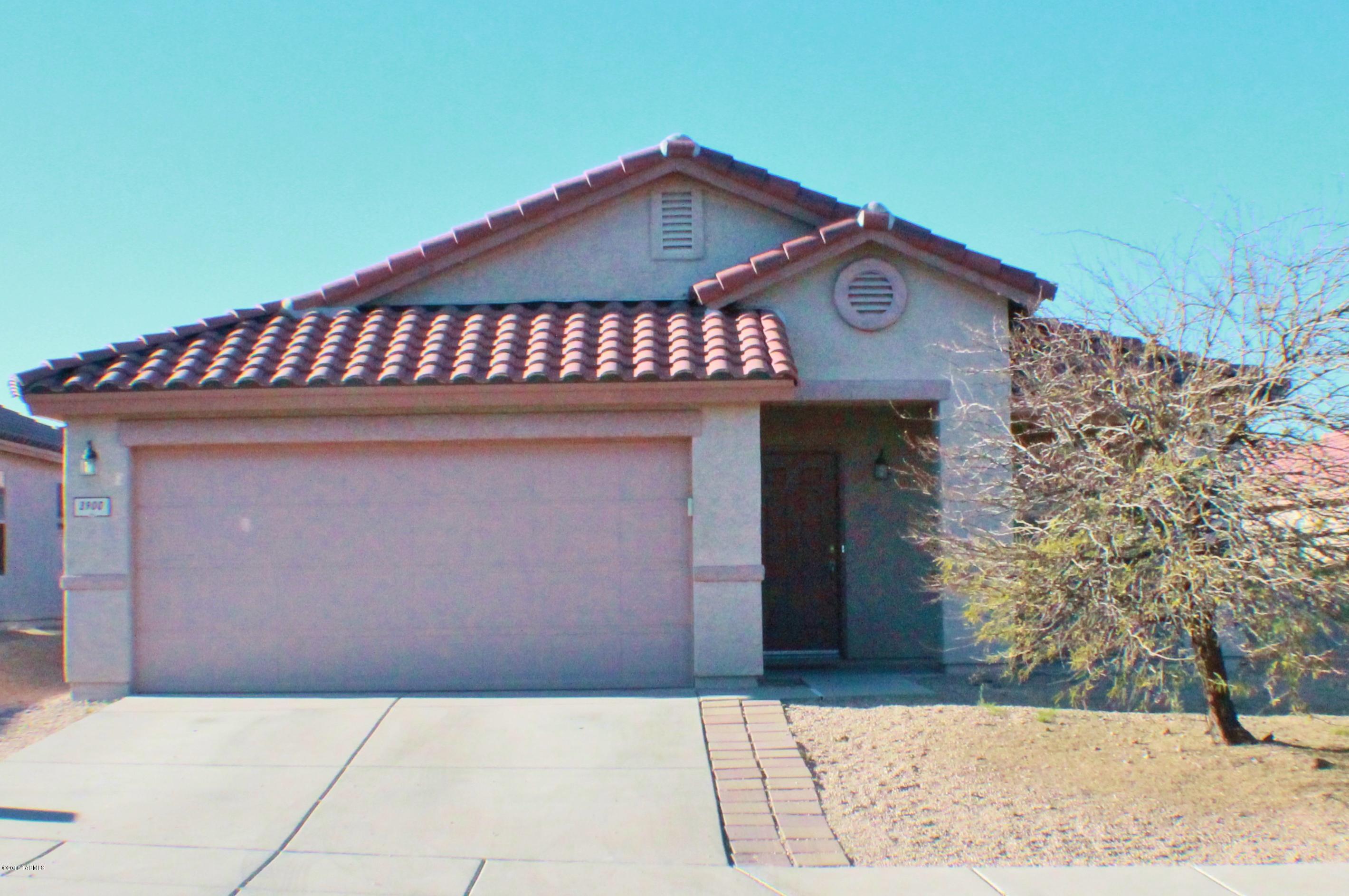 REDUCED!!!! Ready for an OFFER !!!Located in popular gated community of Rancho Aqua Dulce in Sweetwater Reserve.  3 bedrooms with 2 baths.  Open floor plan with lots of light.  Be sure to take a look at this home!!  Close to downtown, U of A and more.