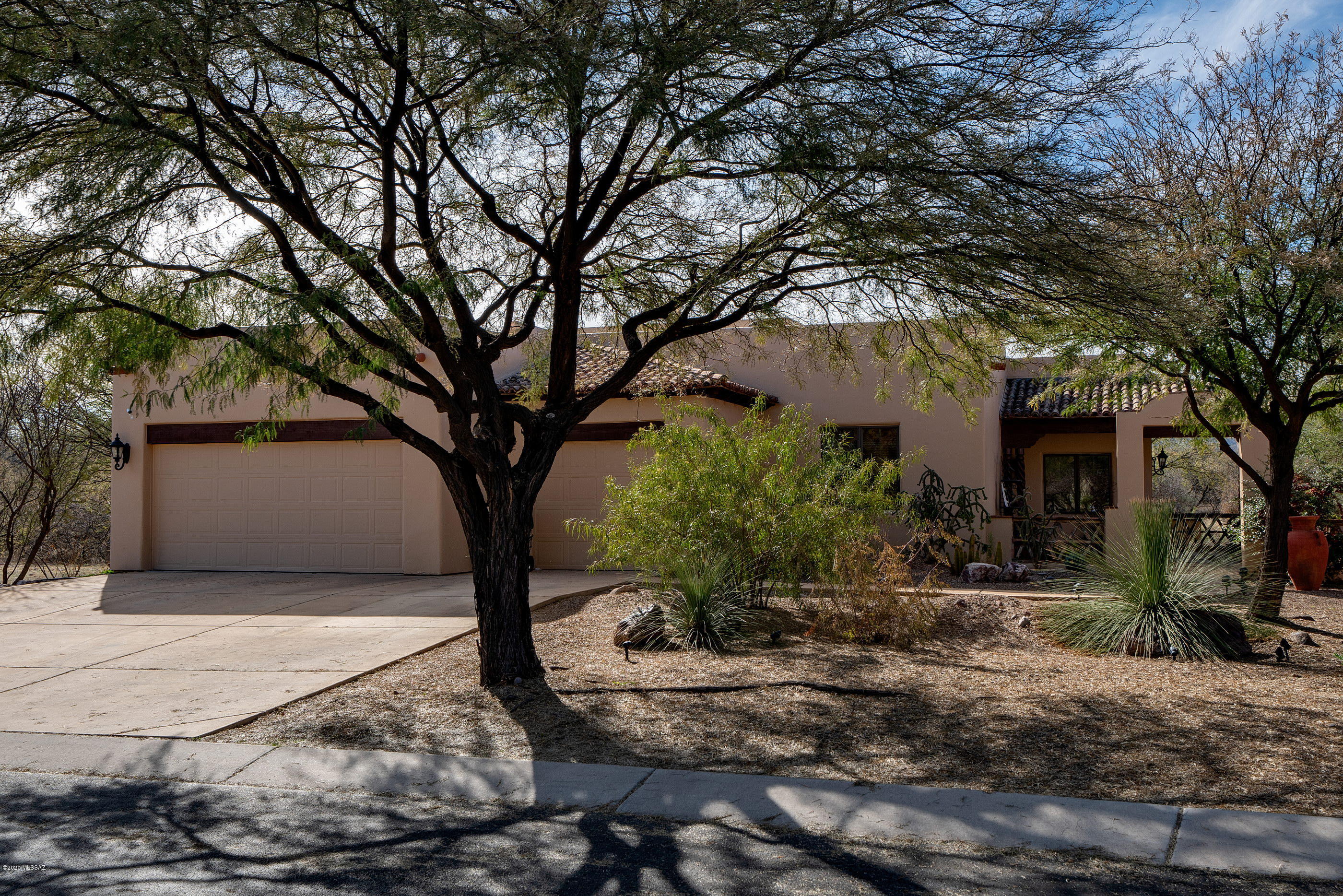 Located in the Santiago subdivision of Barrio de Tubac, this beautifully upgraded Anza model with a split floor plan has a large den with double doors off the entry and then you're in the large great room with Kiva fireplace. In addition to a formal dining room, there is also a nook in the kitchen for casual dining. You'll enjoy the wrap around covered patio and the mountain views from your private setting.  And the Village of Tubac, the historic Anza Trail and Tubac park are very close by!